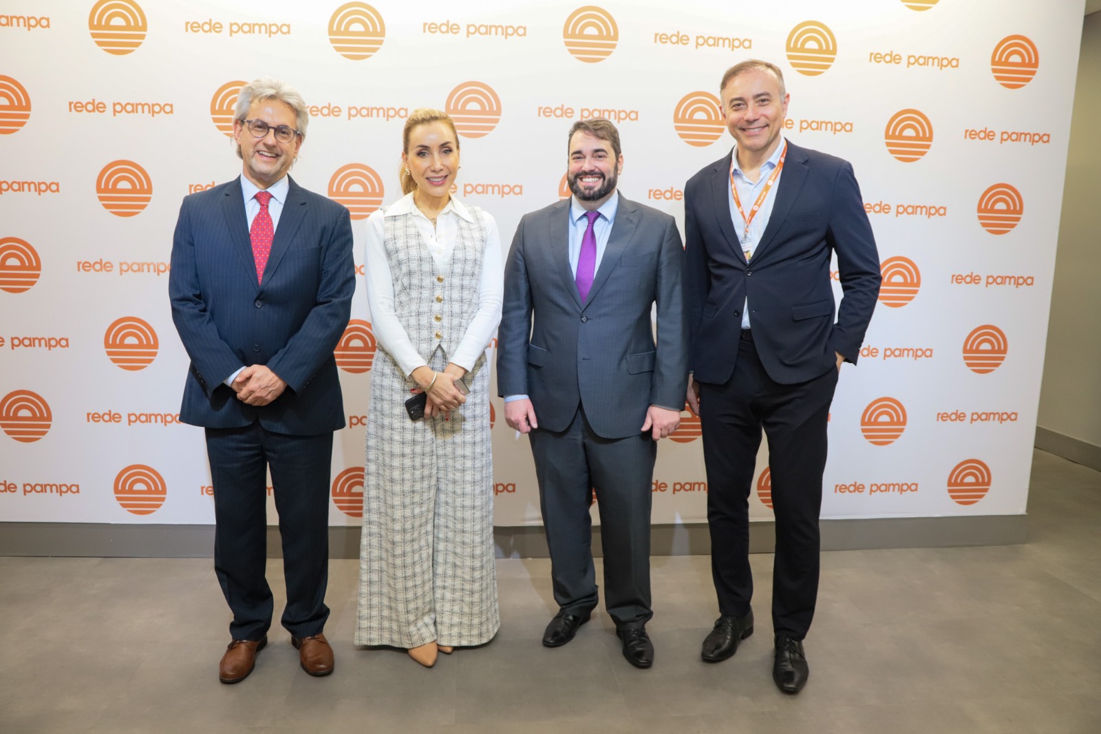 A foto mostra magistrados e direção posando para foto.