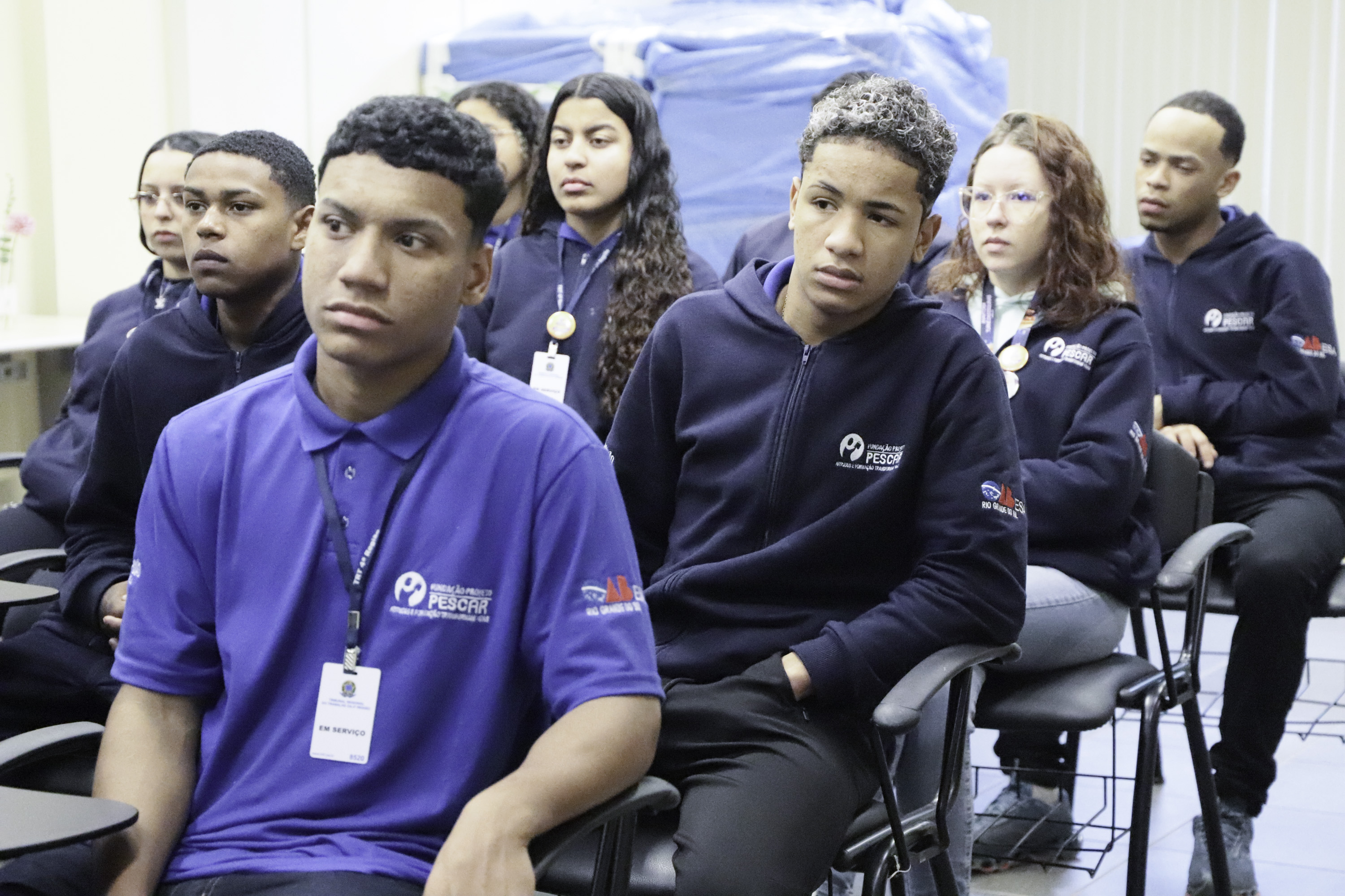 estudantes com uniforme do Pescar na plateia