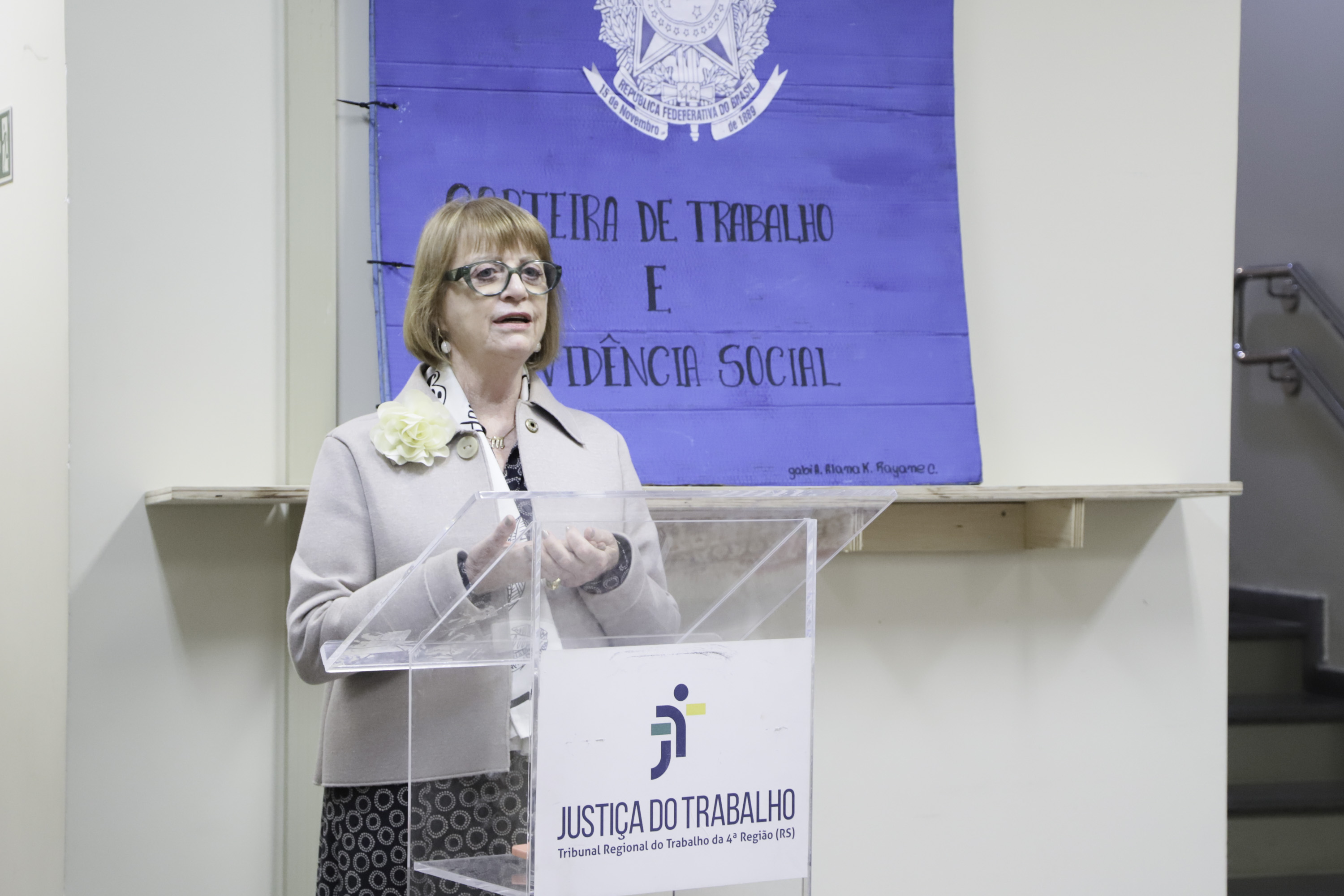 Telesca fala no púlpito o com a obra ao fundo