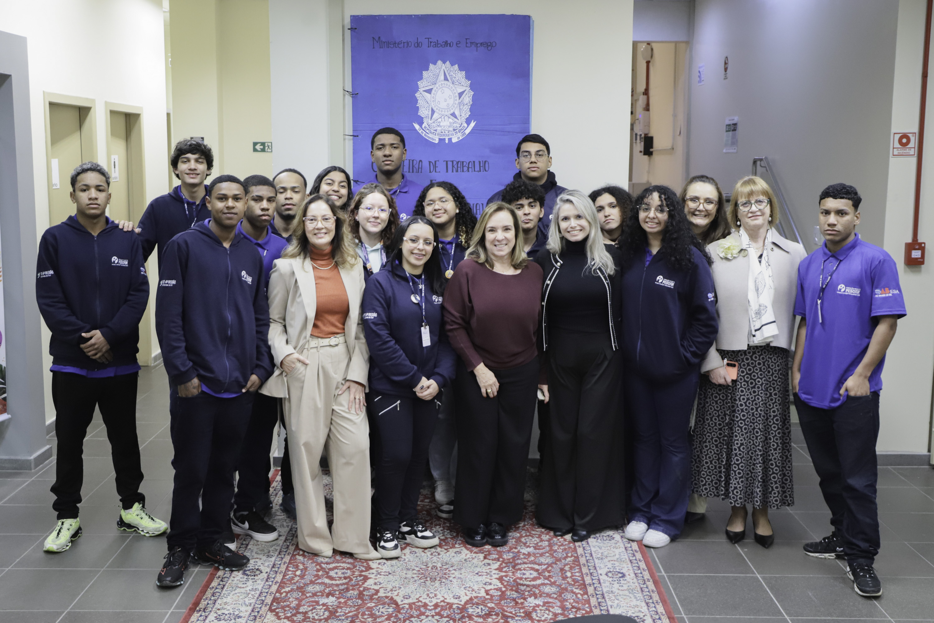 participantes do evento posam para a foto