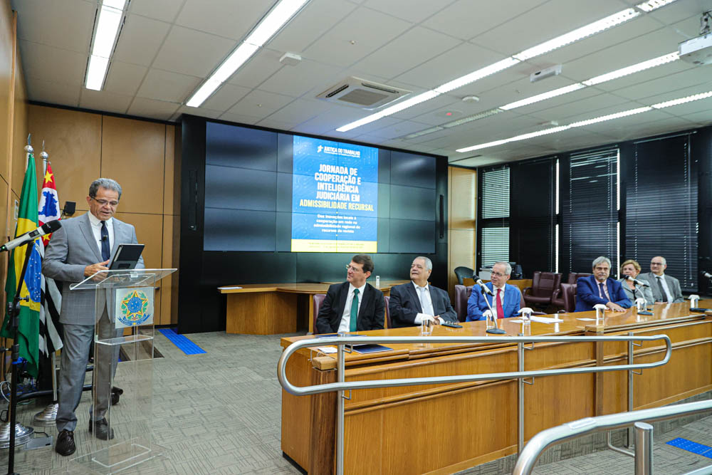 Mesa oficial da Jornada, com represenantes dos TRTs.