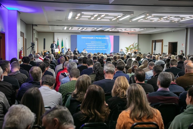A imagem é o banner do evento.