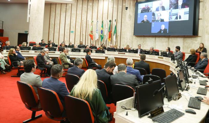 Foto da cerimônia de posse de Francisco Donizete Gomes, com o público assistindo a mesa ao fundo
