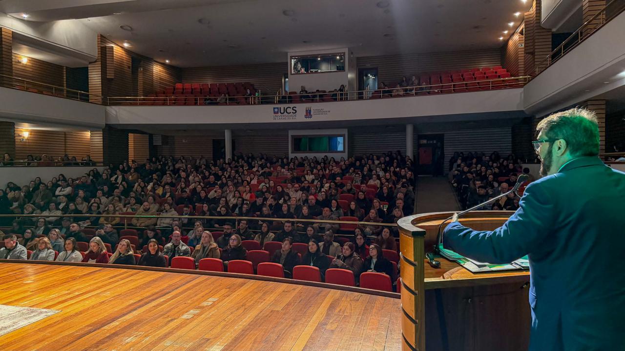 A Foto mostra alexandre de costas com publico de fundo.