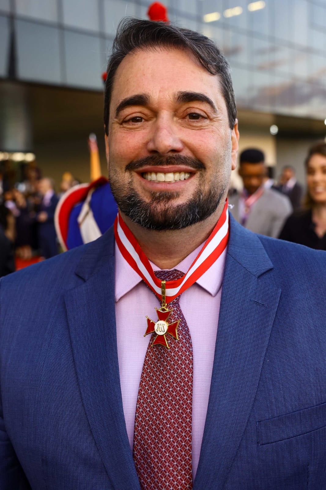 Des. Alexandre Corrêa da Cruz, com a medalha no peito