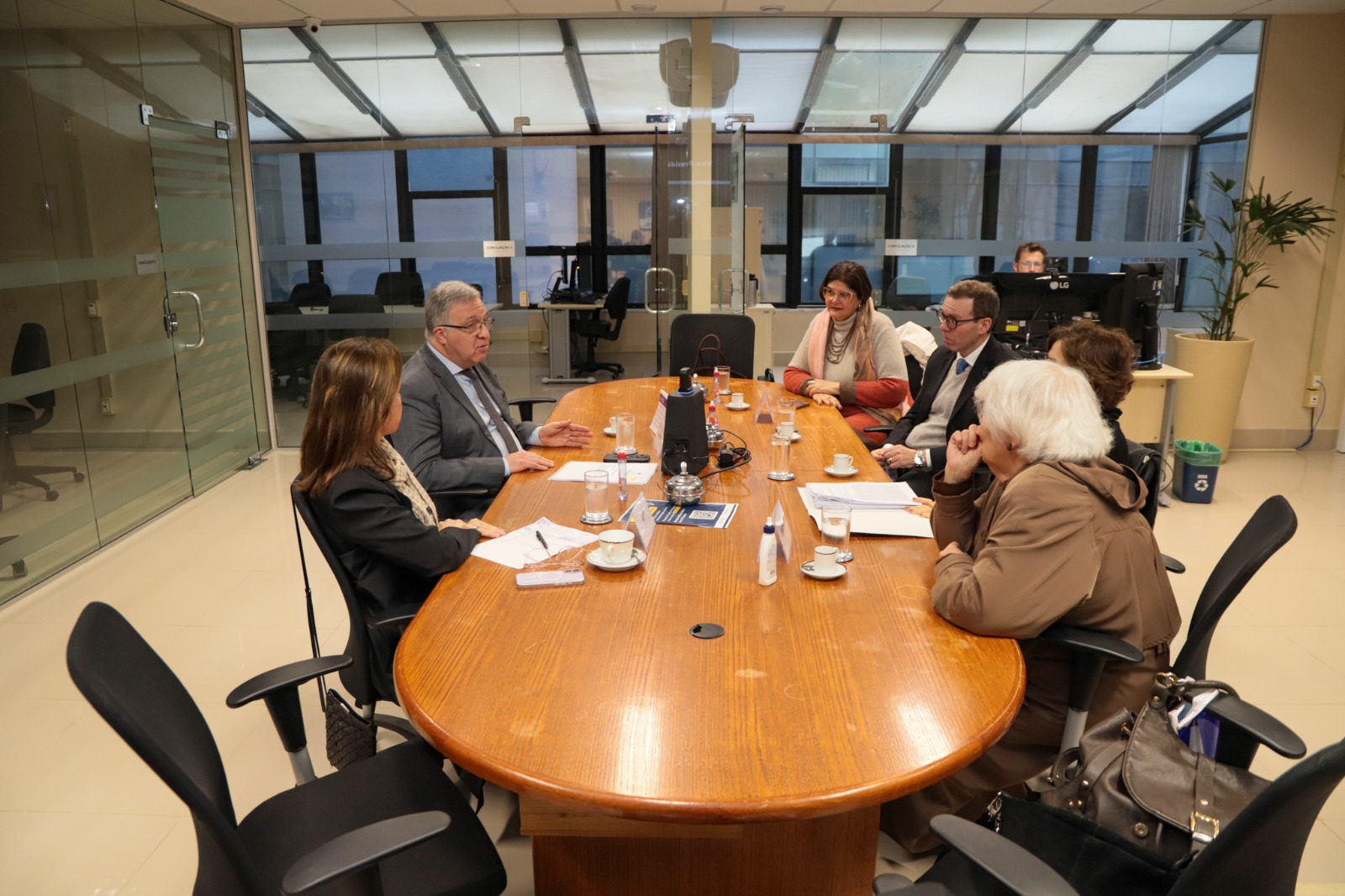 A foto mostra e frente a mesa de mediação com as partes.