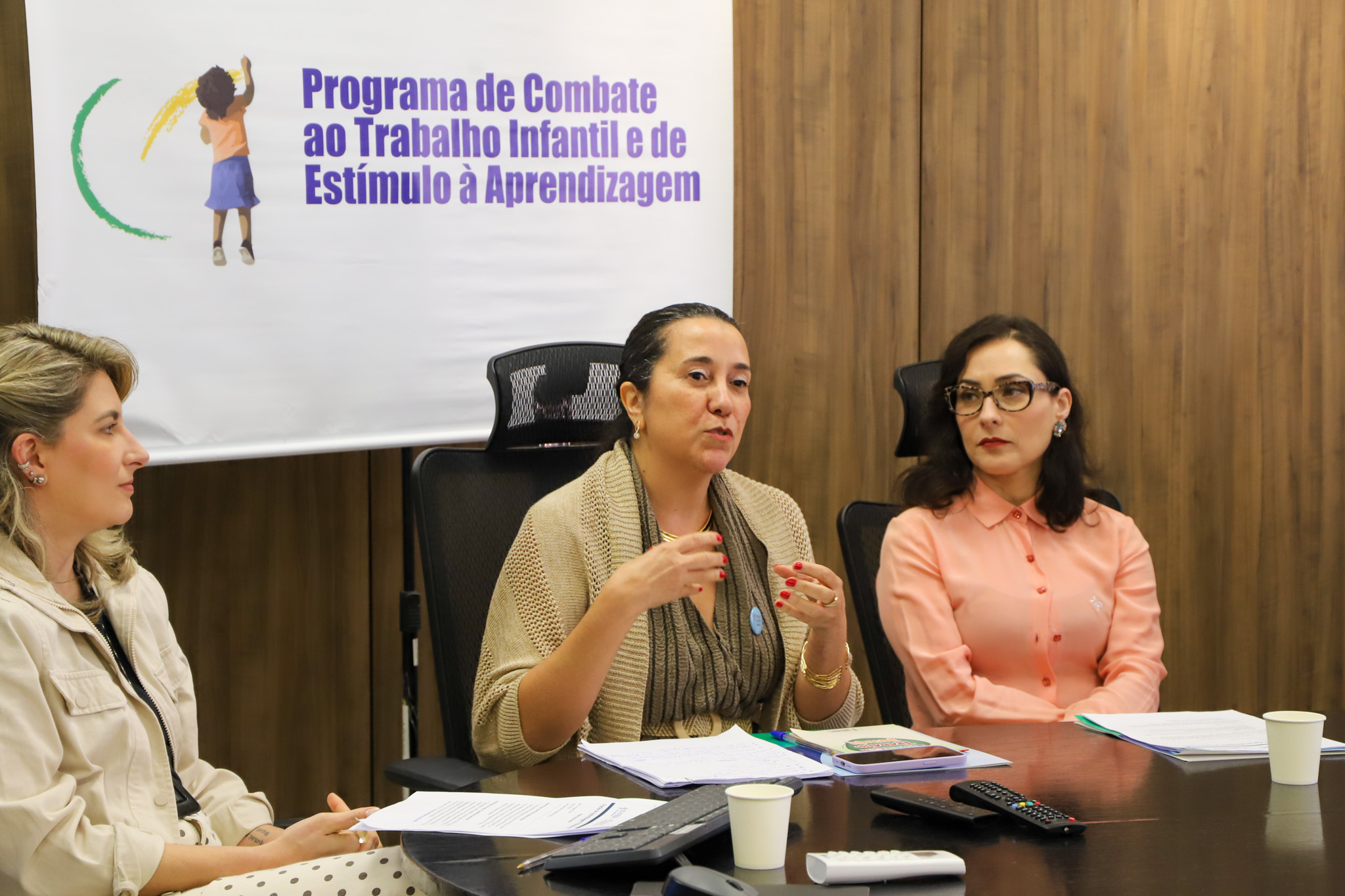 A foto mostra a juíza Maria Teresa discursando.