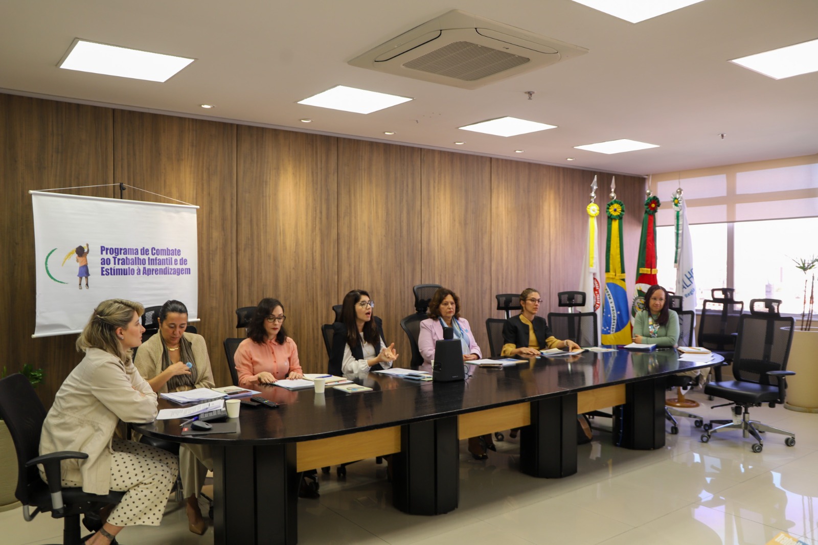 A foto mostra as autoridades na mesa oficial.