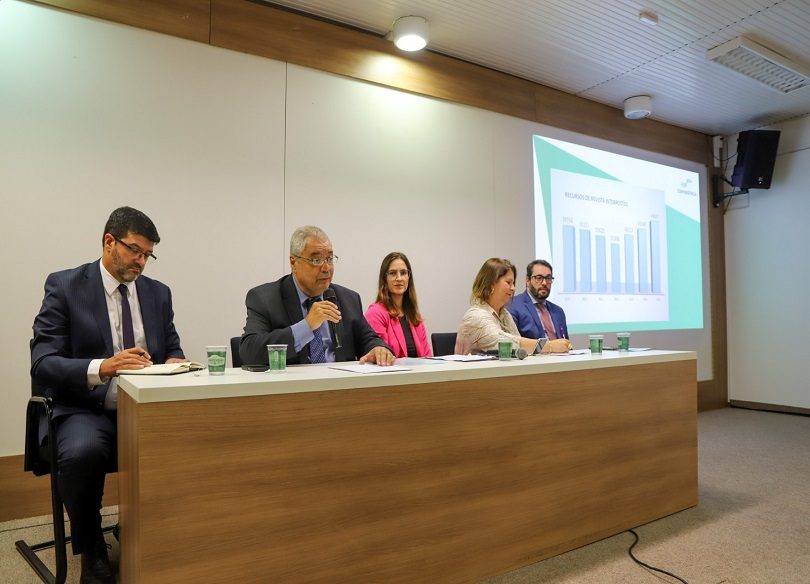 A foto mostra a mesa oficial com desembargadores.