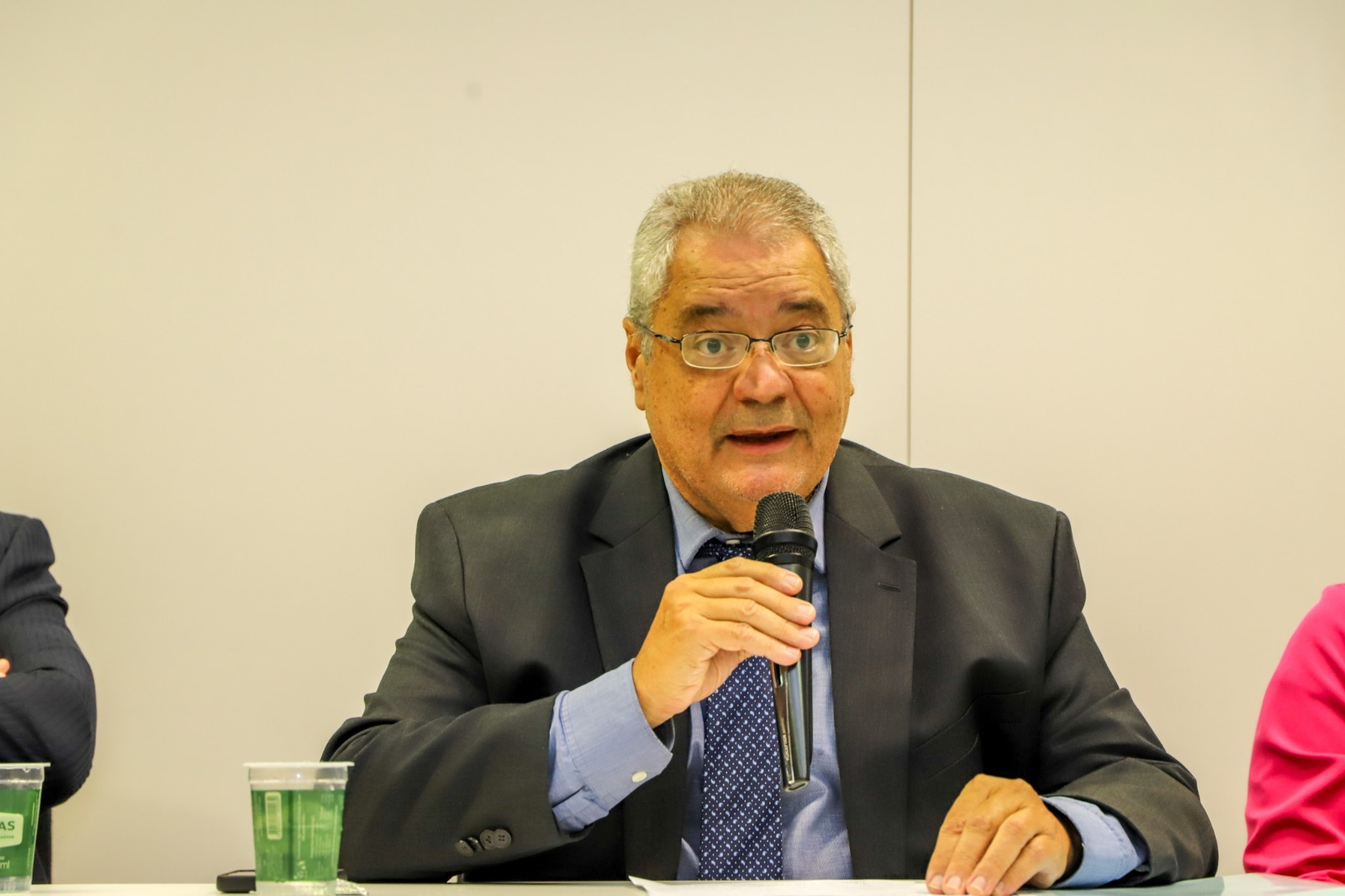 A foto mostra o desembargador Cassal ao microfone.