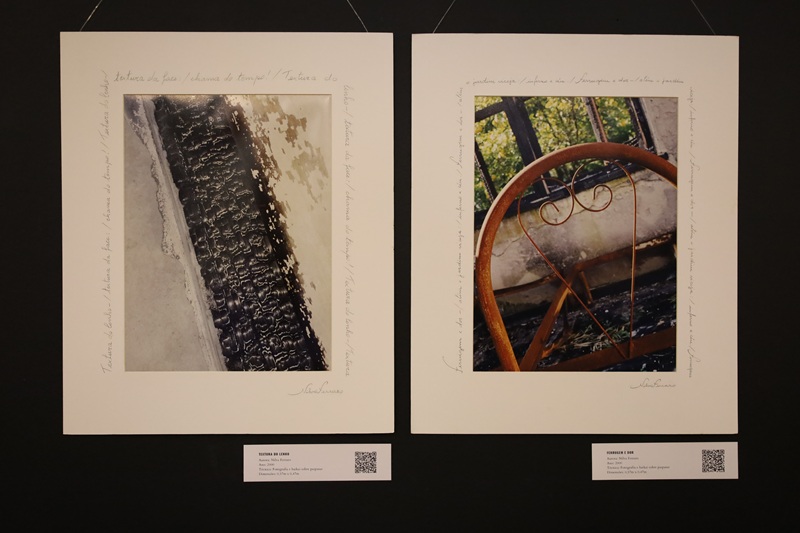 Imagem de duas obras da exposição. À esquerda "Textura e Lenho", mostra a fotografia de um pedaço de madeira queimado com muitas texturas criadas pelo fogo, à direita a obra "Ferrugem e Dor", imagem de uma cadeira tomada pelo ferrugem.