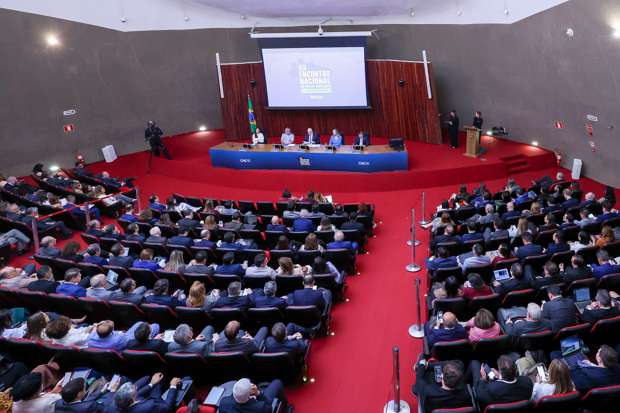 Foto aérea do auditório do CNJ, durante o evento.
