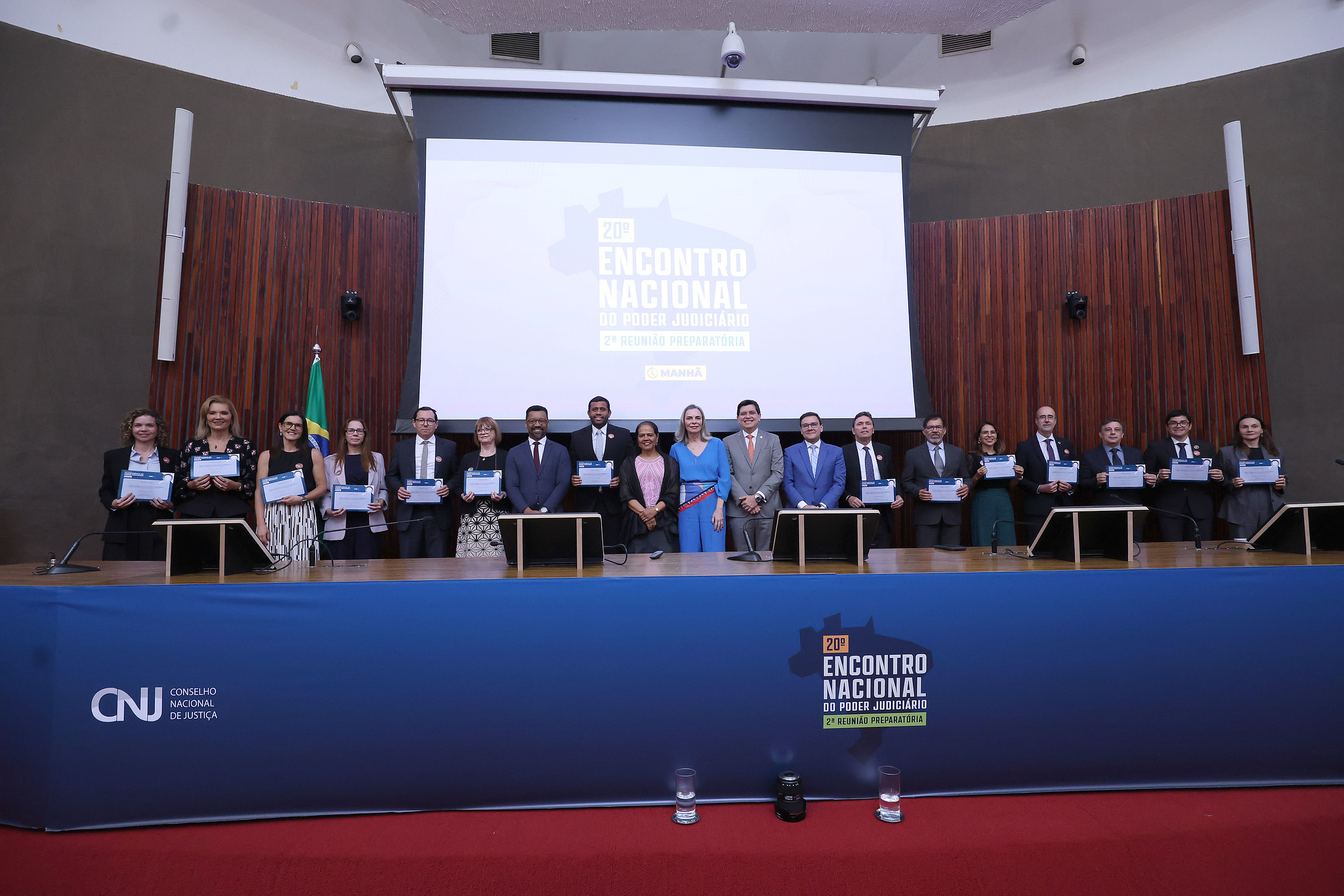 Entrega dos certificados a representantes dos TRTs. A Desa. Madalena está entre eles.