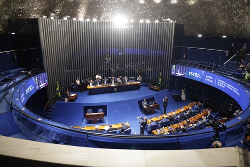 Foto da sessão solene, mostrando todo o plenário do Senado, em ângulo aberto.