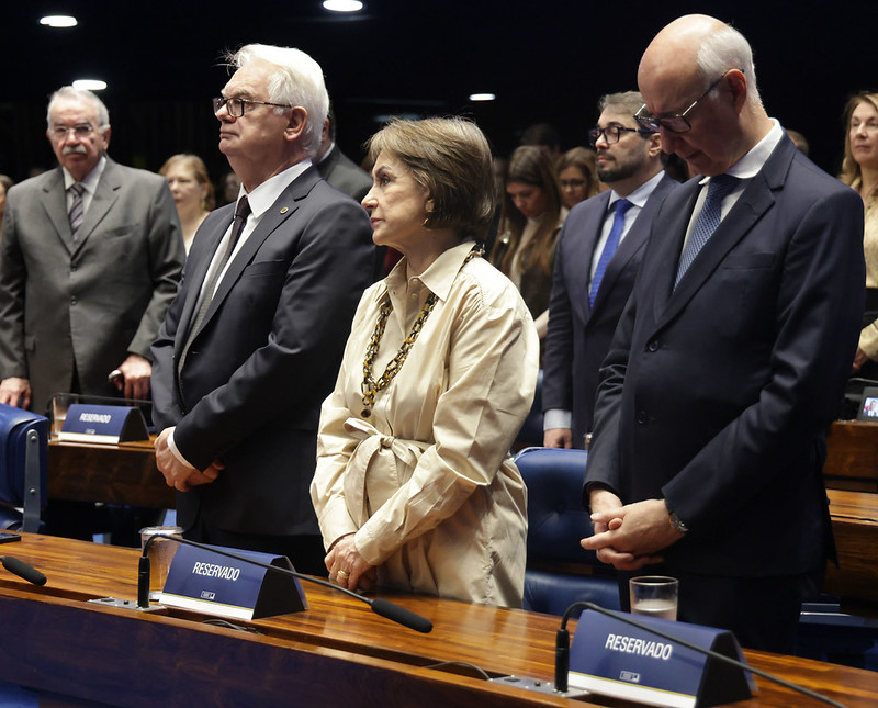 Magistrados presentes na sessão, em pé. Entre eles, os desembargadores Silvestrin e Alexandre.