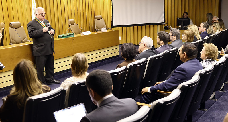 Ministro Godinho falando com os participantes da reunião do Coleprecor.
