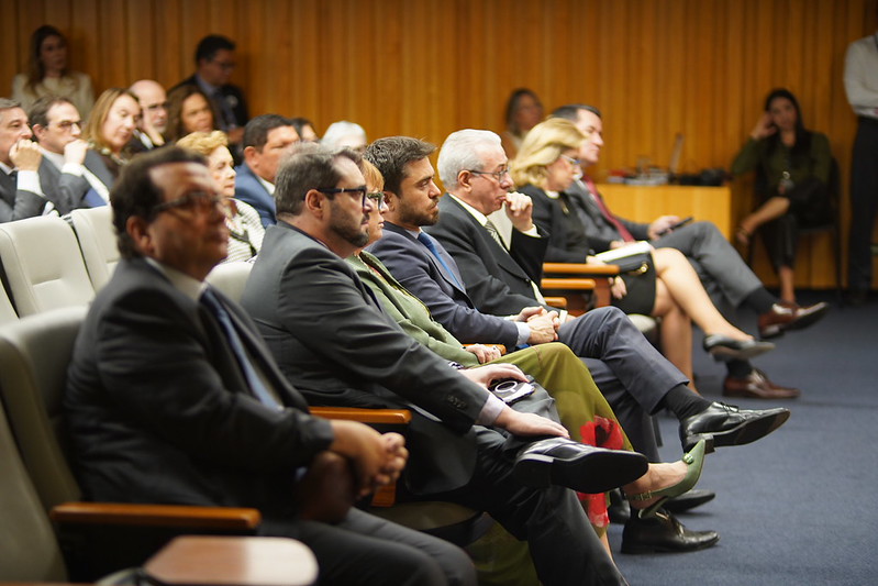 Foto de parte do público presente na reunião do Coleprecor, sentados na plateia do auditório.