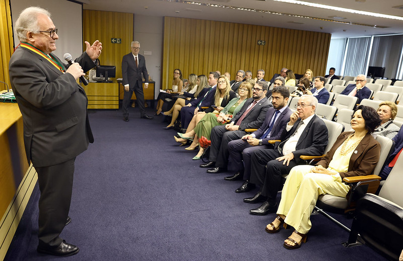 Ministro Godinho recebeu homenagem do TRT-RS