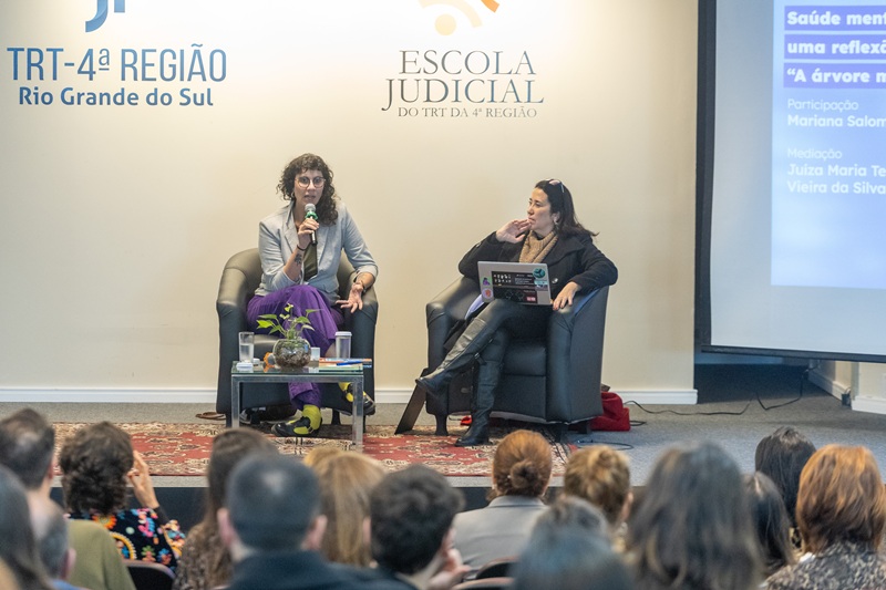 A fotografia mostra a escritora Mariana e a juíza Maria Teresa sobre o palco.