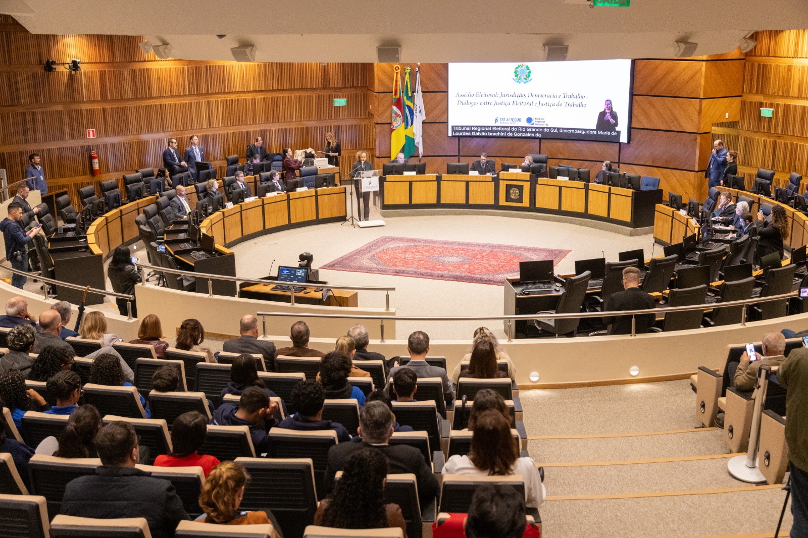A foto mostra o plenário bem aberto.