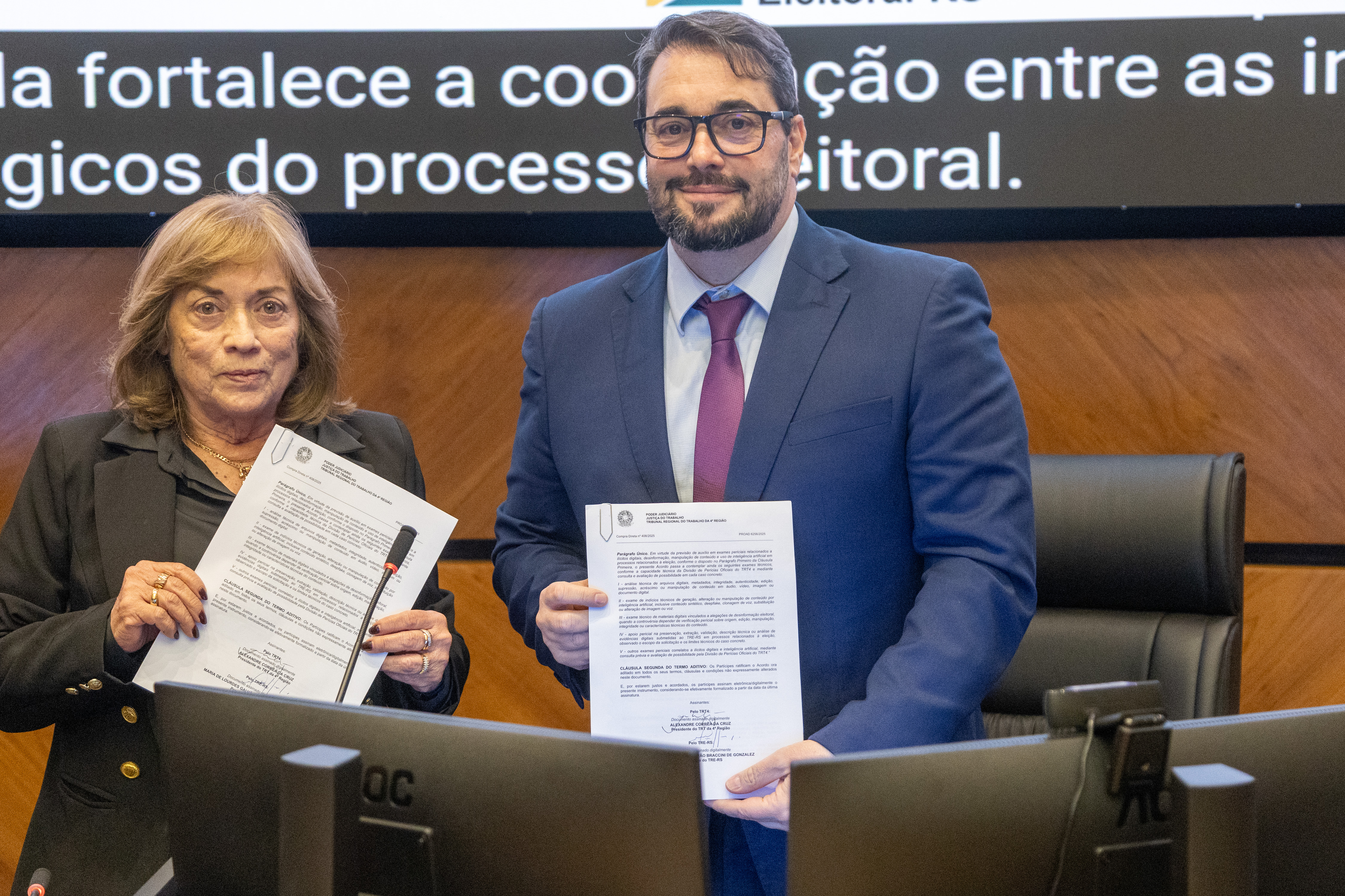 A foto mostra desembargadores Alexandre e Maria de Lourdes com acordo em mãos.