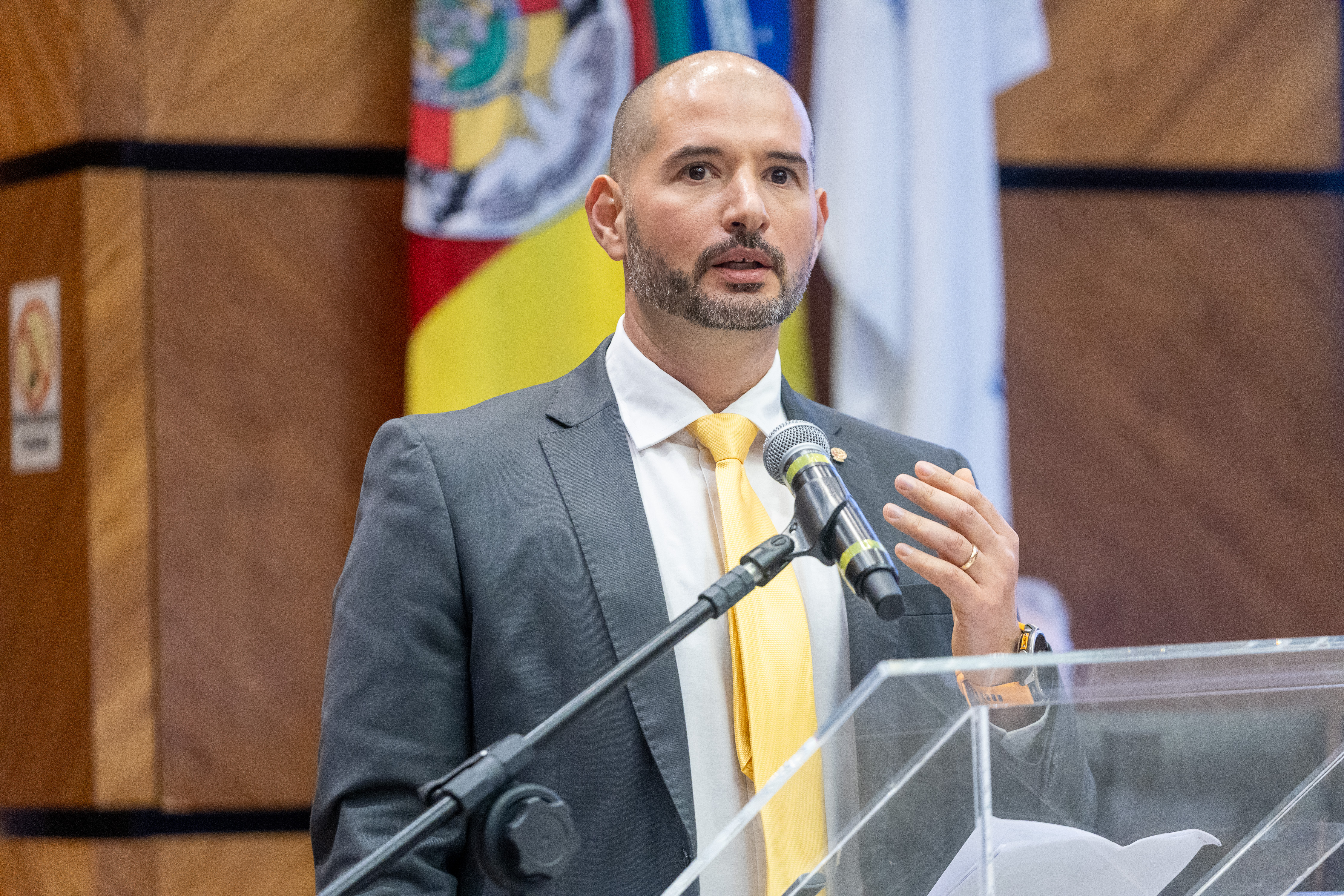 A foto mostra o procurador Bernardo em close