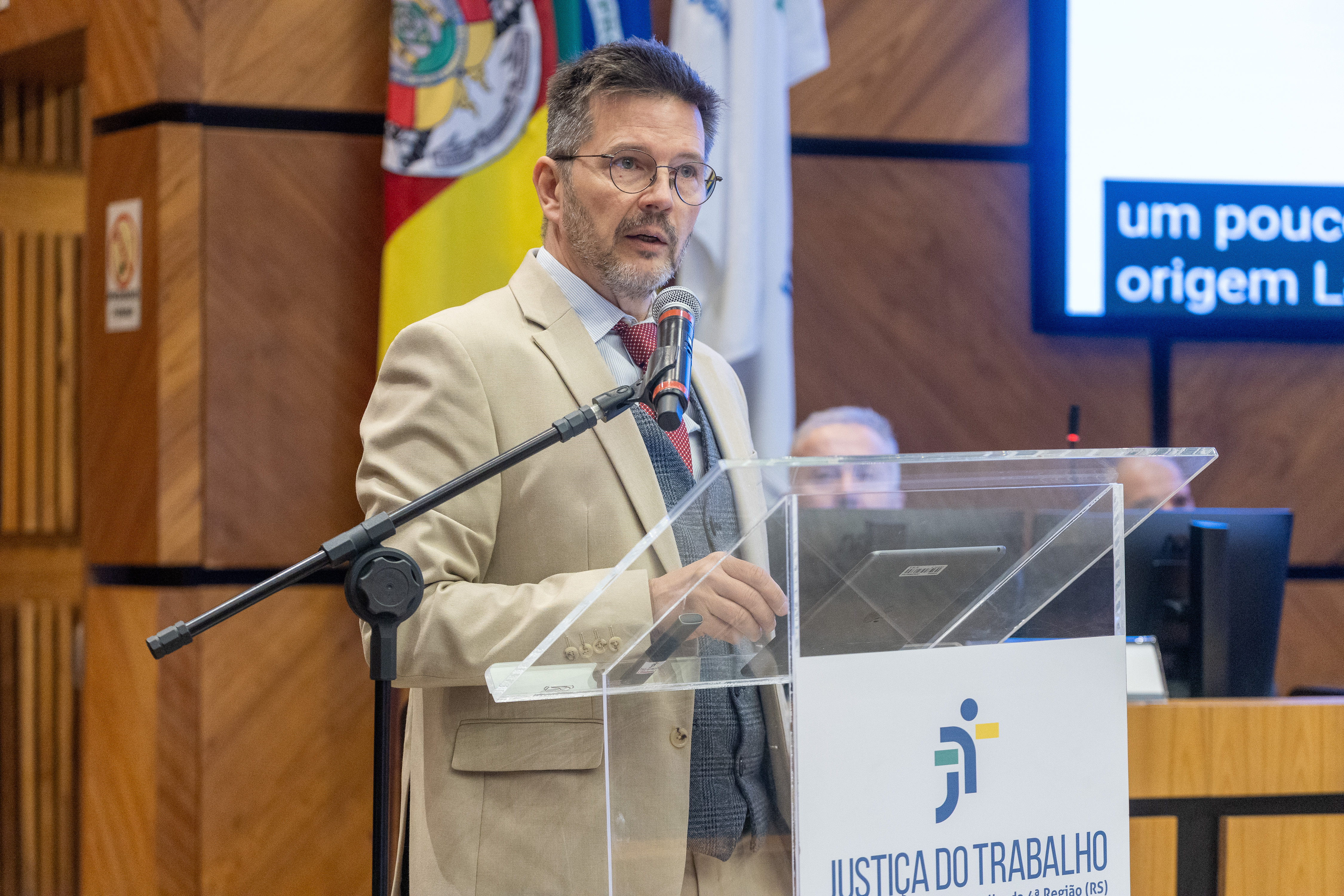 A foto mostra des. paulsen palestra.