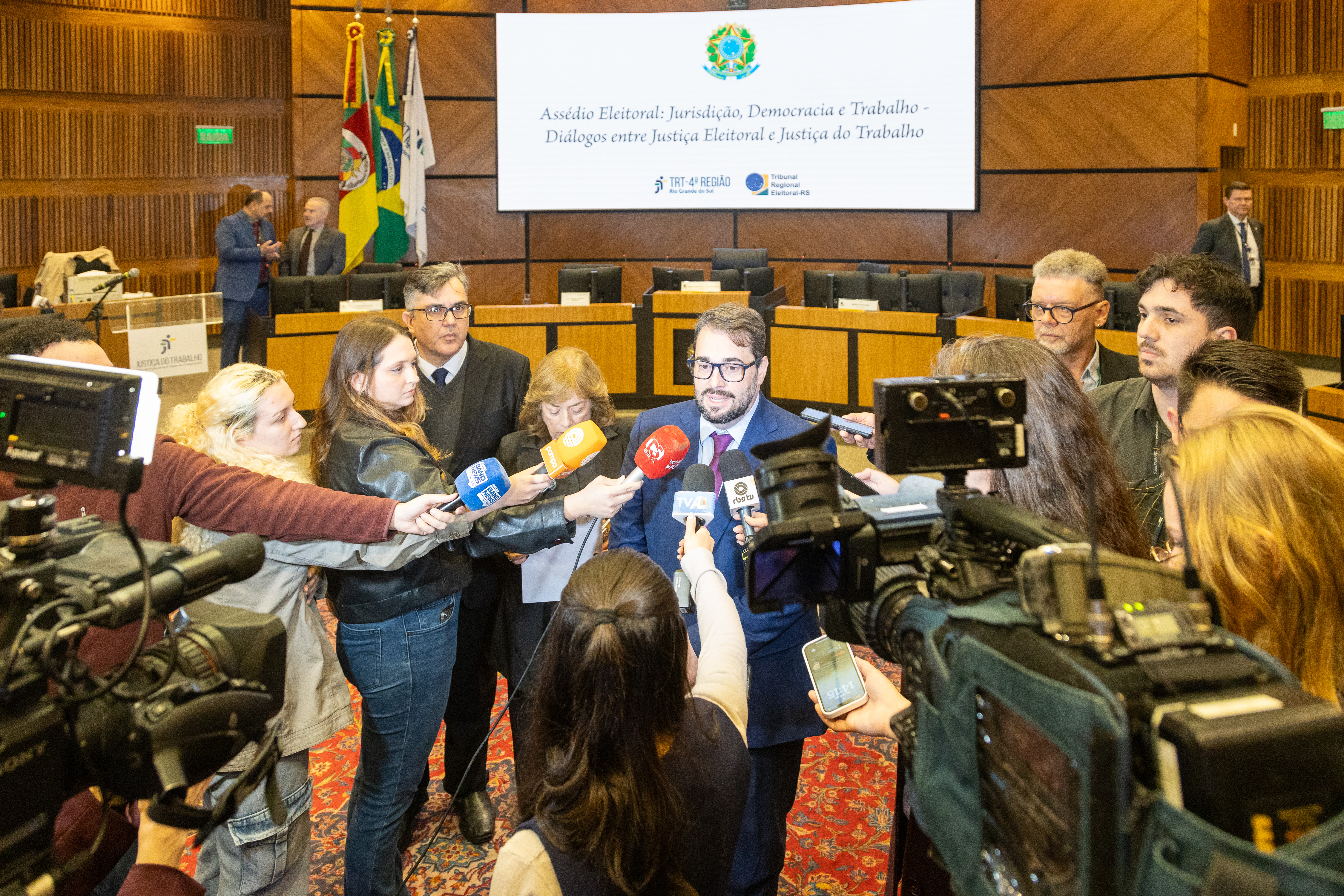 A foto mostra coletiva de imprensa dos presidentes dos tribunais.