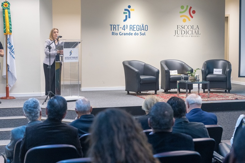 A fotografia mostra a desembargadora Silvana Tedesco na abertura do evento.