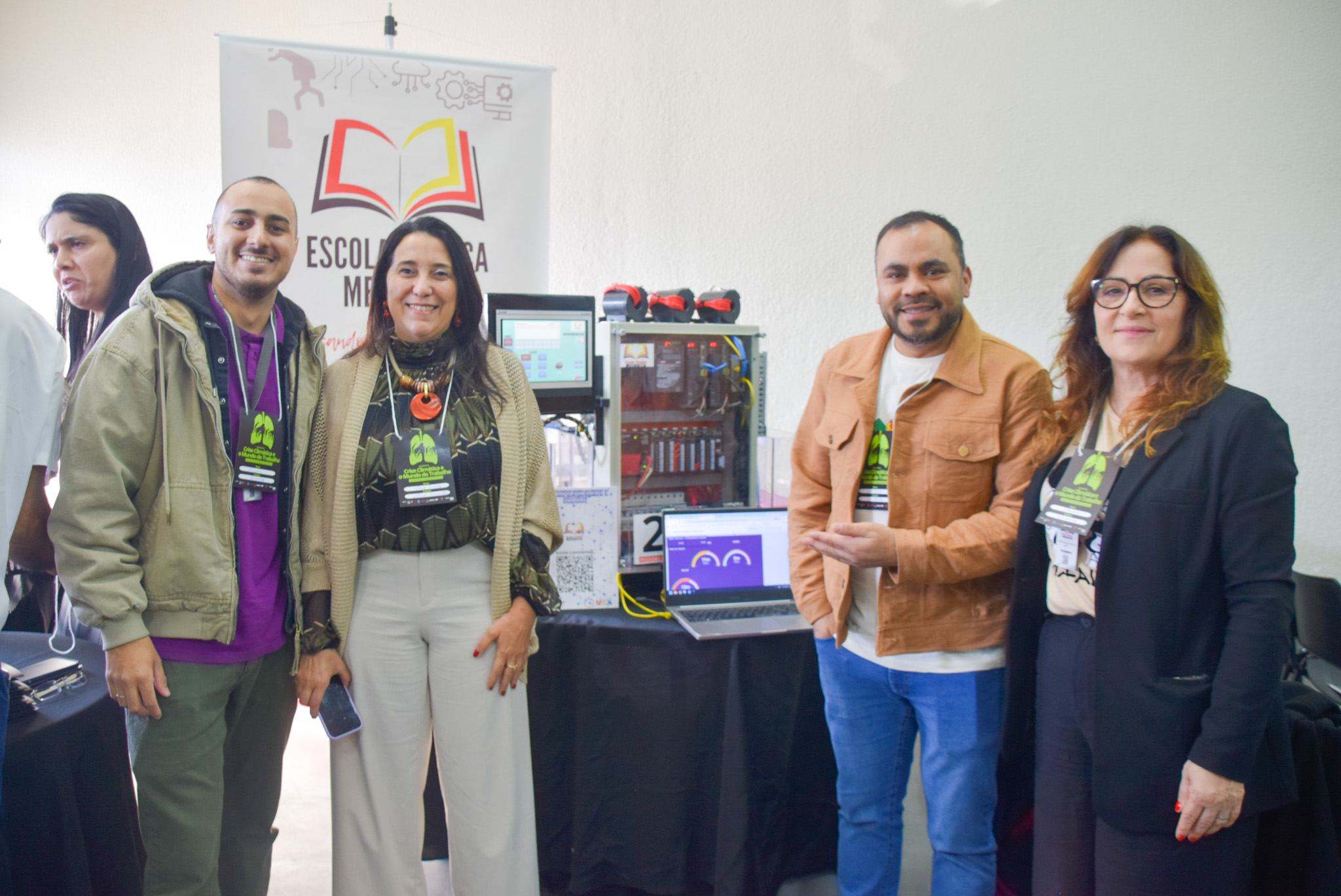 A foto mostra a juíza posando para foto com outras três pessoas.