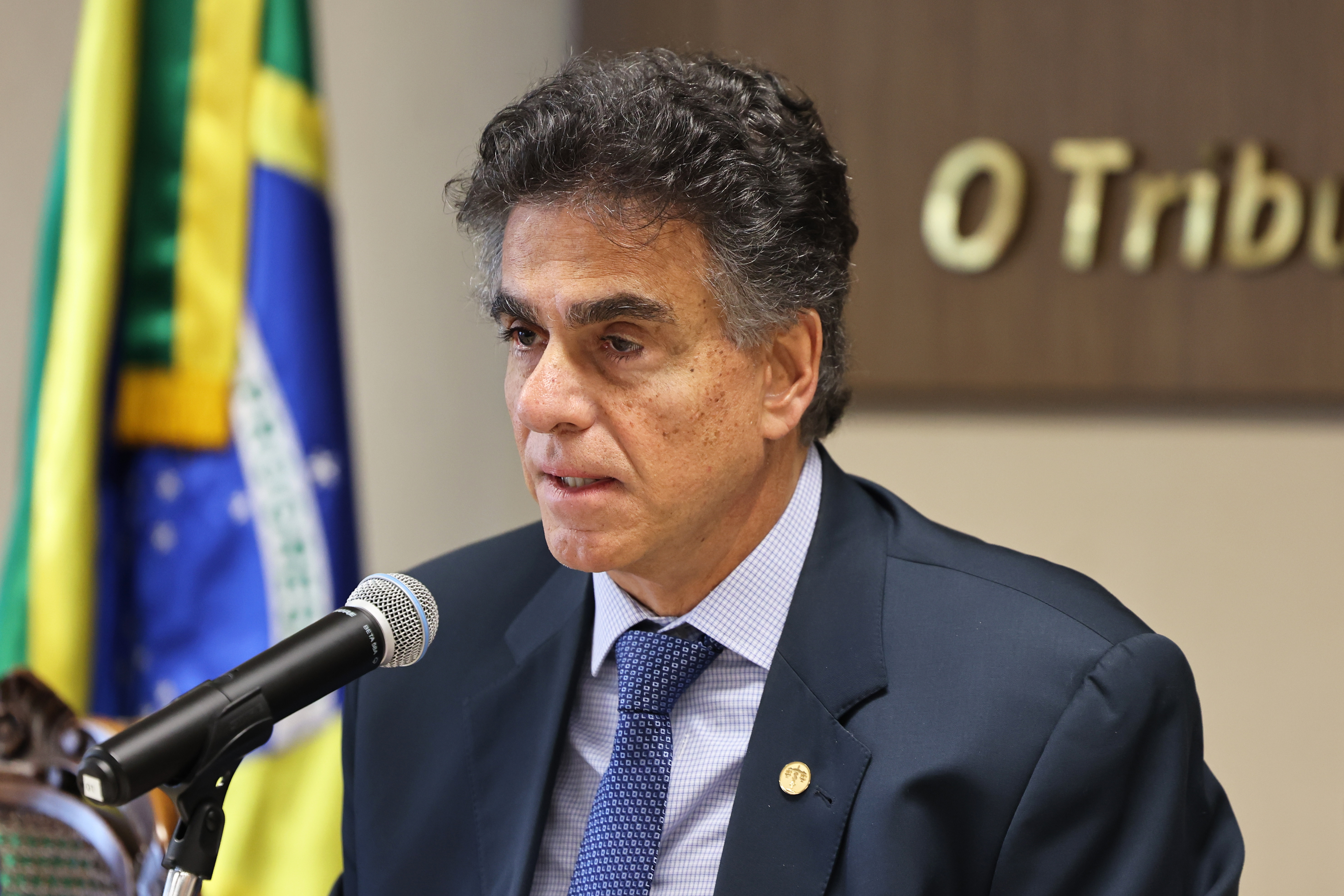 Foto de um homem discursando.