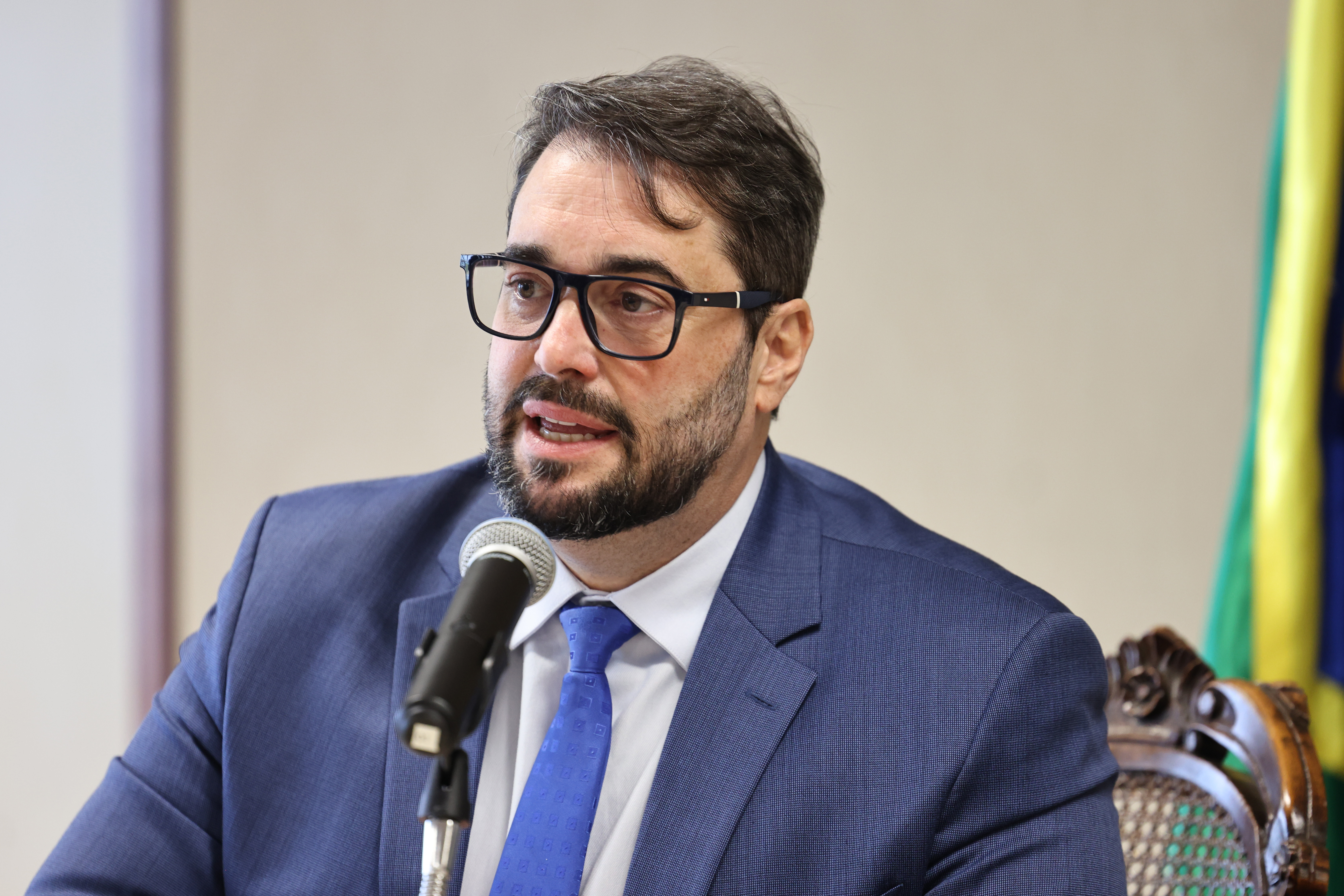 Foto de um homem discursando.