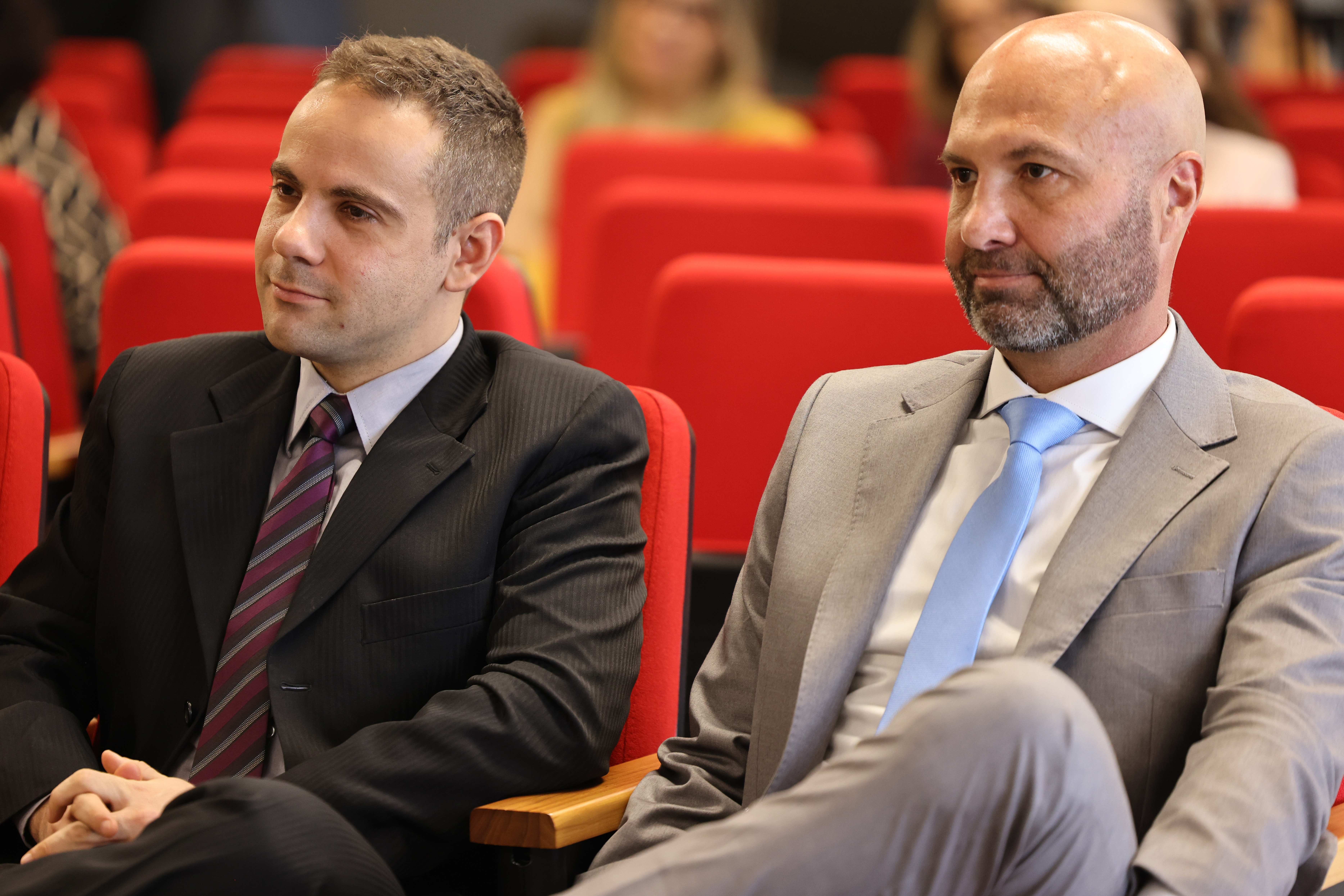Dois homens sentados em poltronas