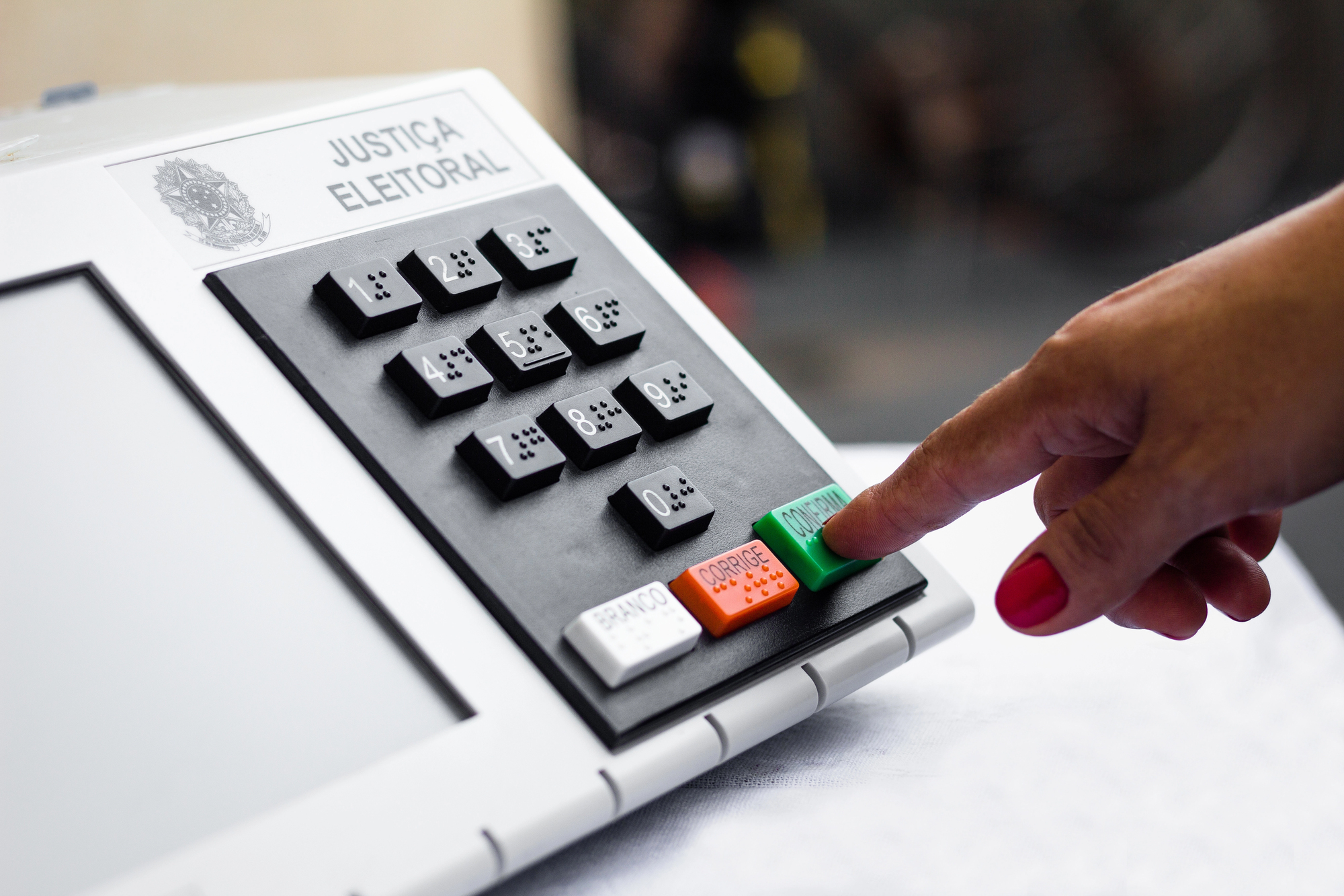 A foto mostra uma urna eletrônica.
