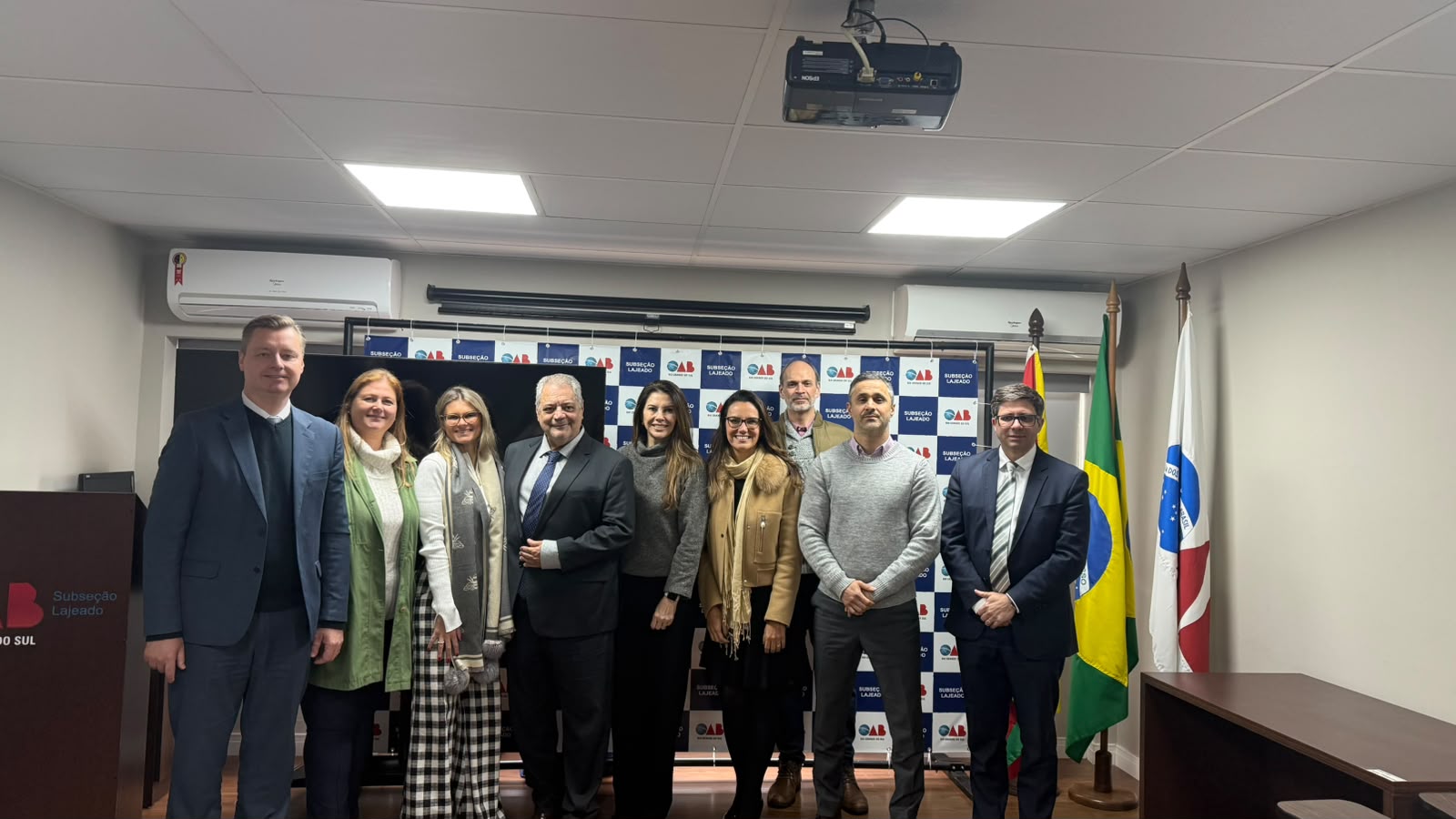 A foto mostra pessoas posando para foto na OAB de Lajeado.