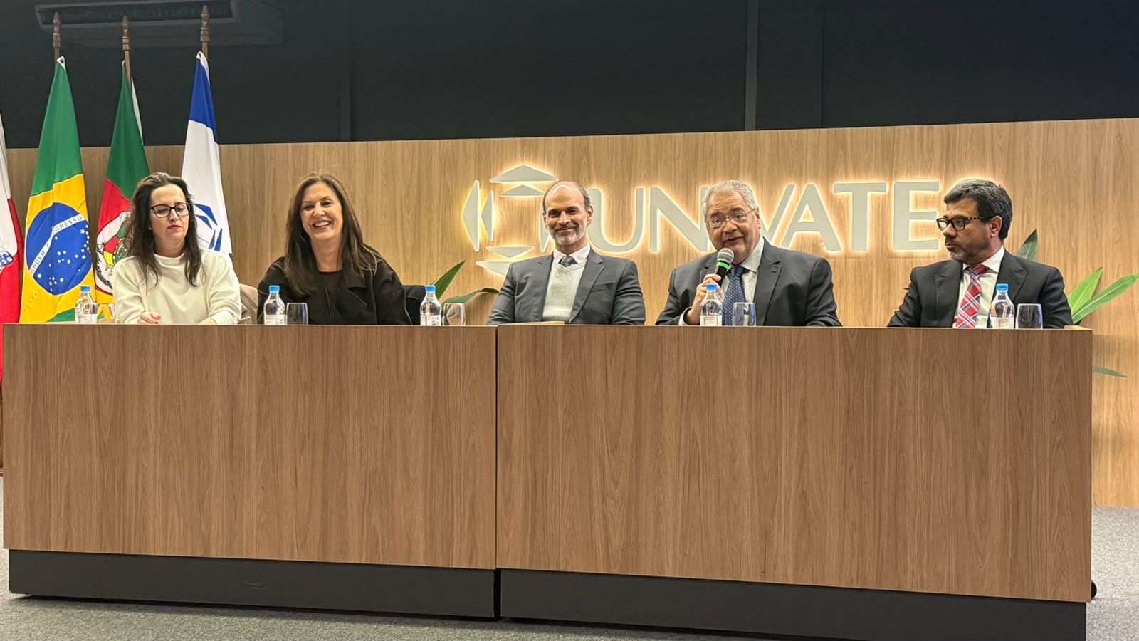 A foto mostra a mesa de autoridades do evento.
