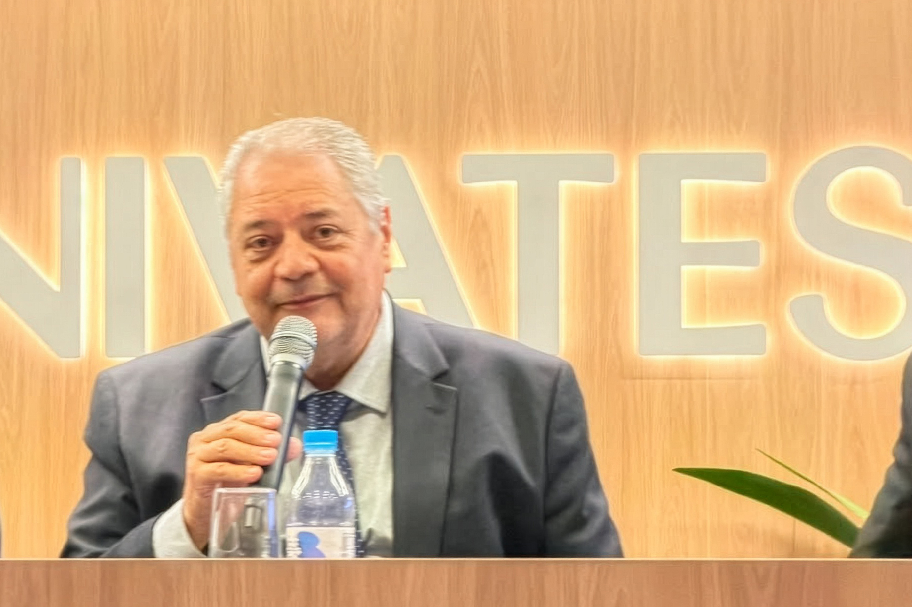 A foto mostra o des. Cassal falando ao microfone.