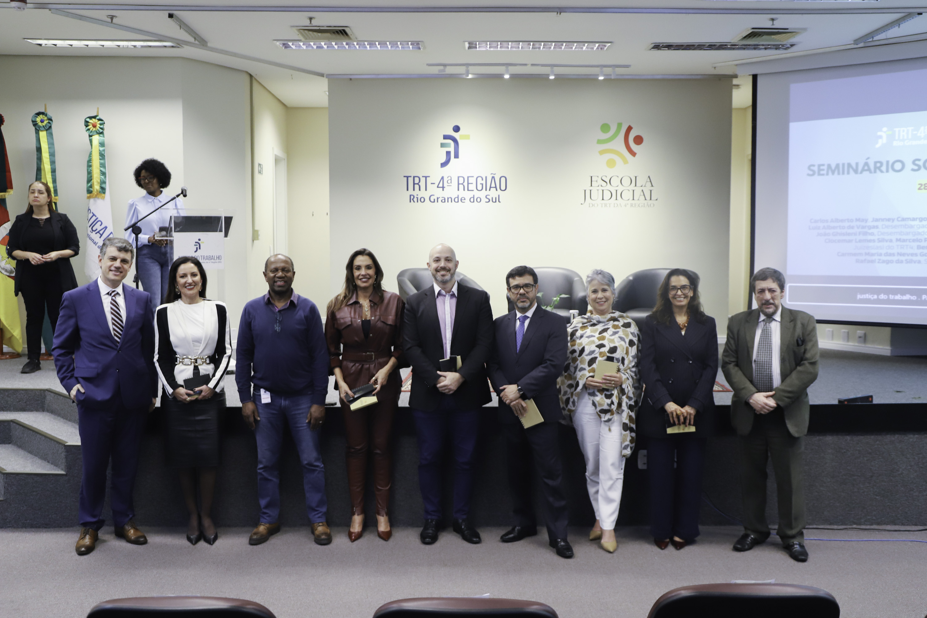 desembargadores e magistrados homenageados posam para a foto