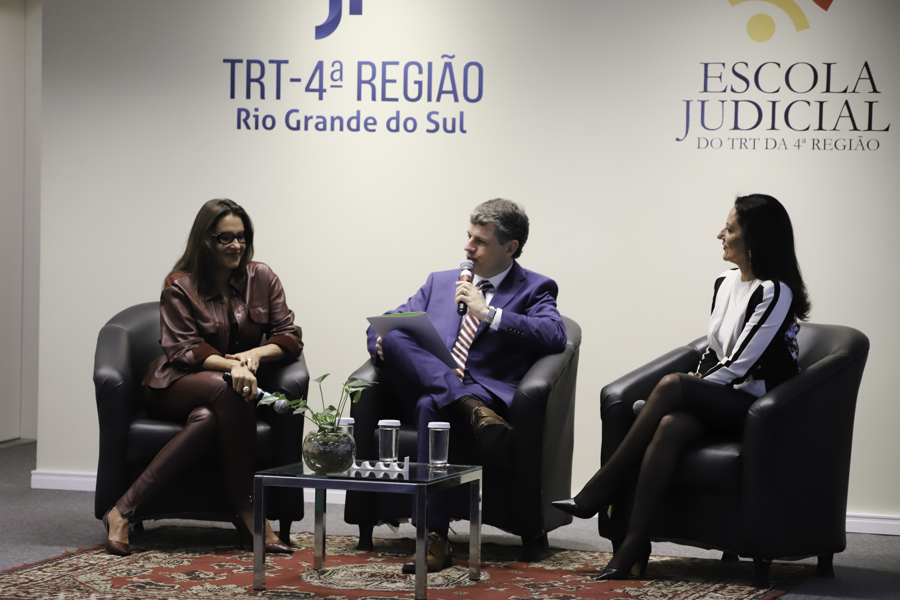 participantes do painel no palco