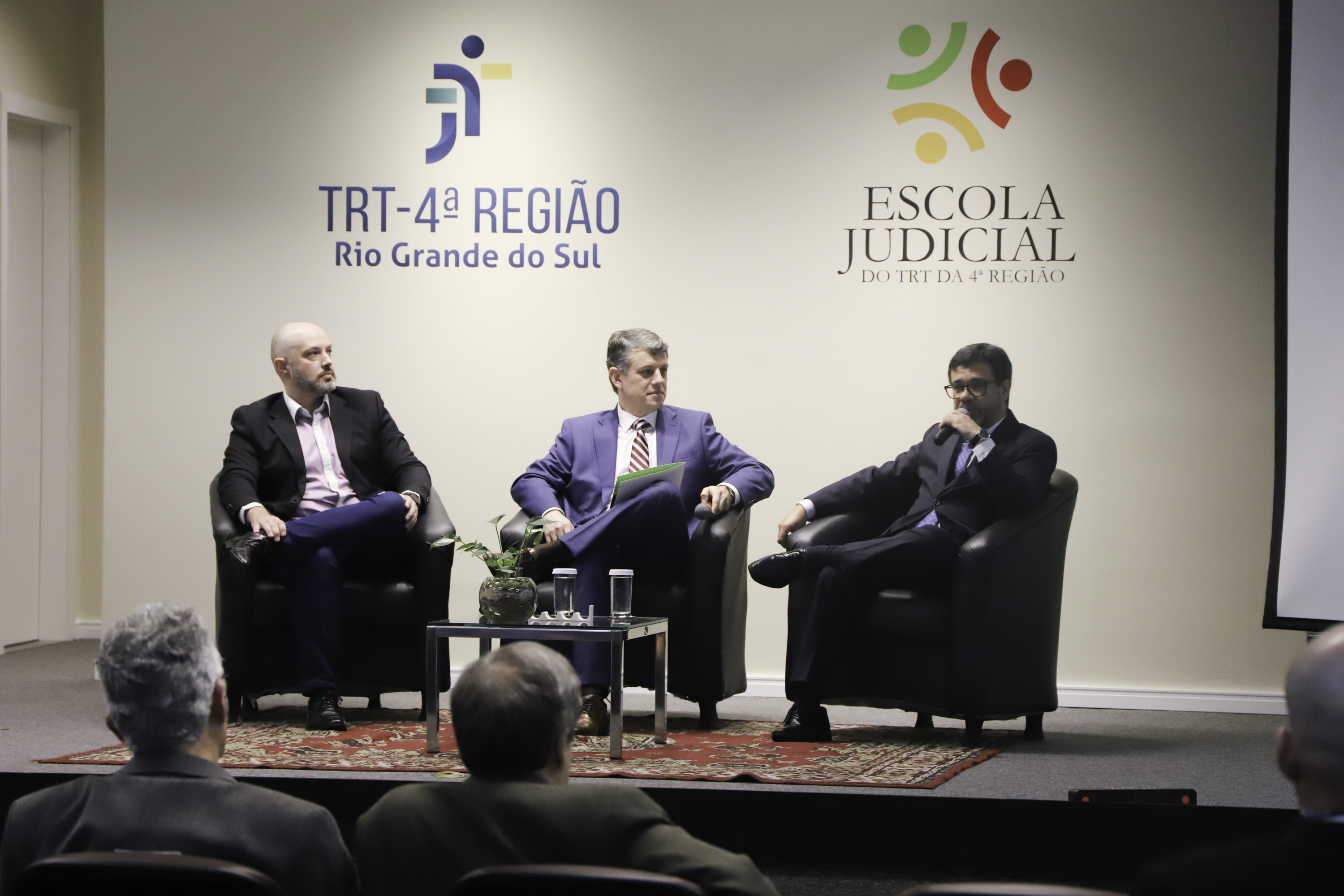 participantes do painel no palco