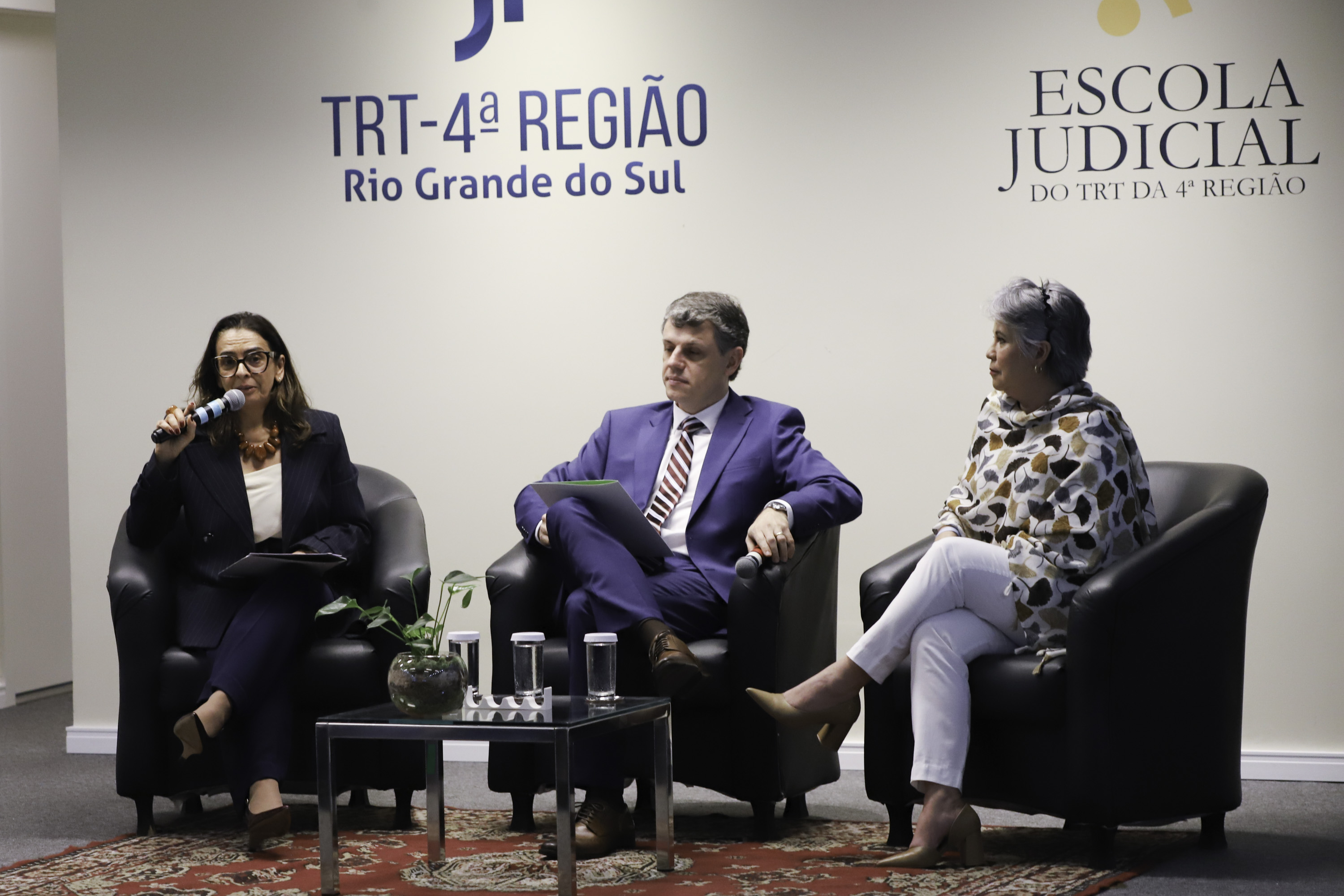 participantes do painel no palco