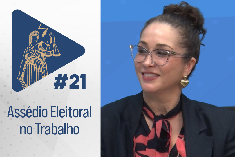 Imagem da entrevistada com arte do programa. A entrevistada é uma mulher com pele clara, aparenta ter cerca de 35 anos, tem cabelos longos pretos presos em um coque alto, ela veste uma blusa estampada cor salmão e um blazer preto, usa óculos e está sorrindo. a arte do programa consiste em um triângulo azul representando ícone de play dos tocadores de mídia, dentro do triângulo a figura da deusa da justiça desenhada em dourado com a balança e uma espada nas mãos, os olhos vendados