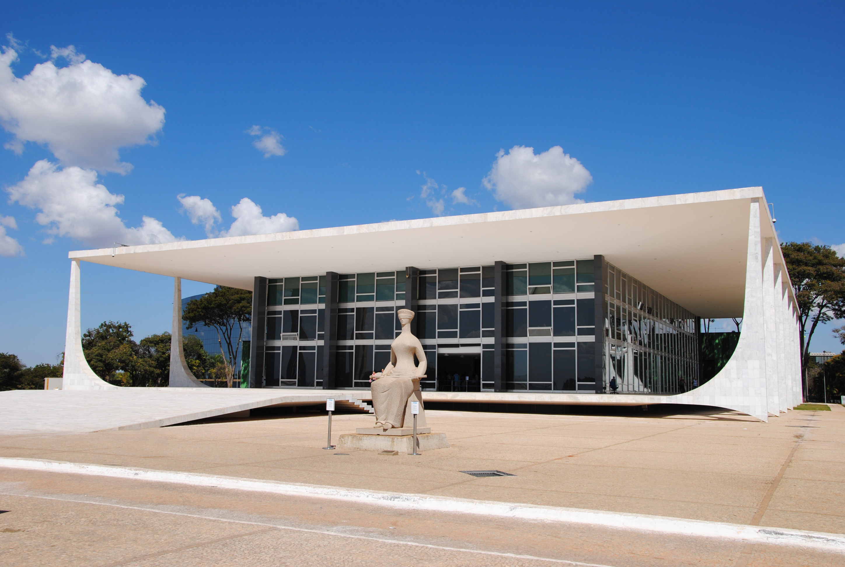 Foto da fachada do STF.