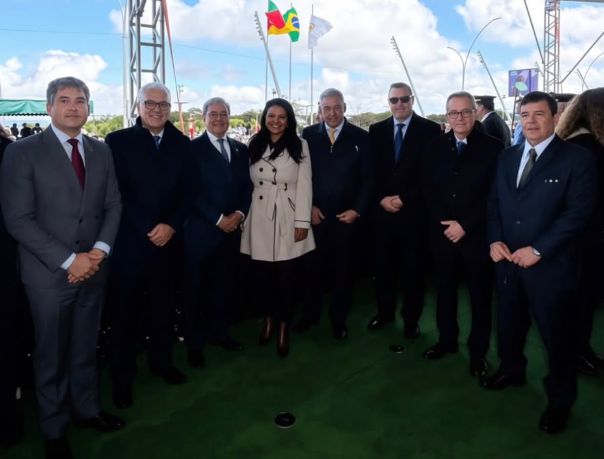 Desembargadora Tânia posada para foto com demais representantes no desfile 