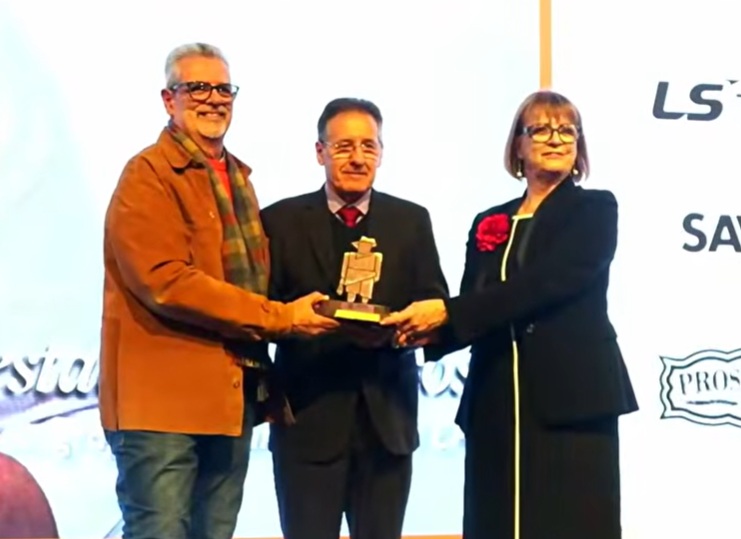 Momento da entrega do troféu