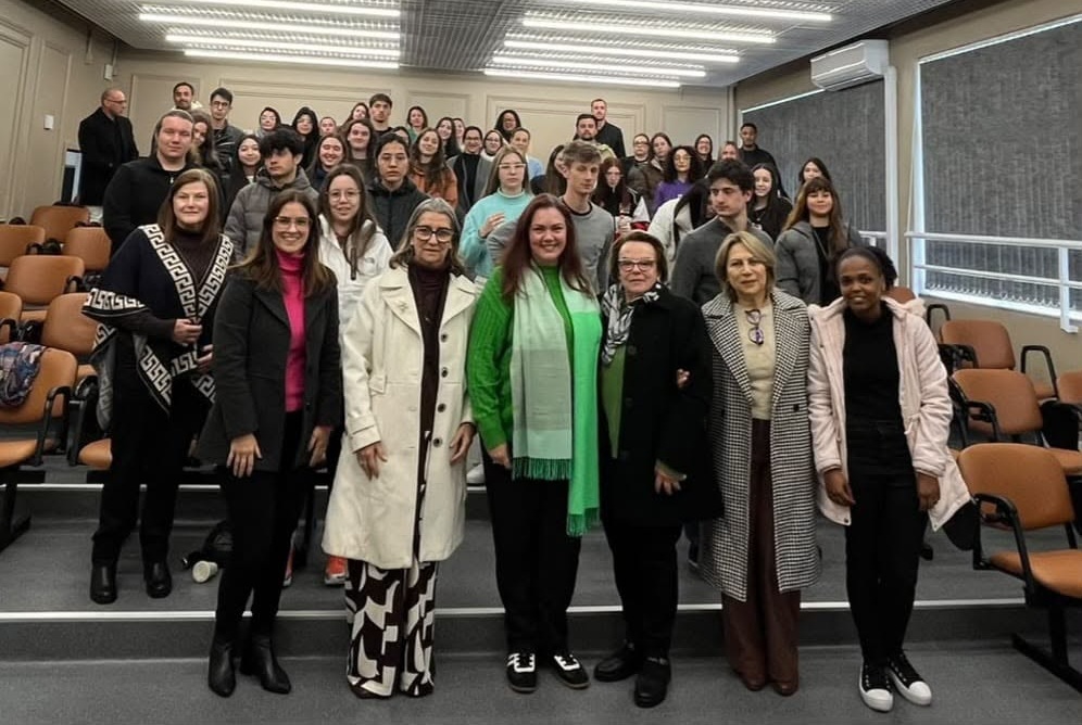 foto posada de Denise com professores e alunos