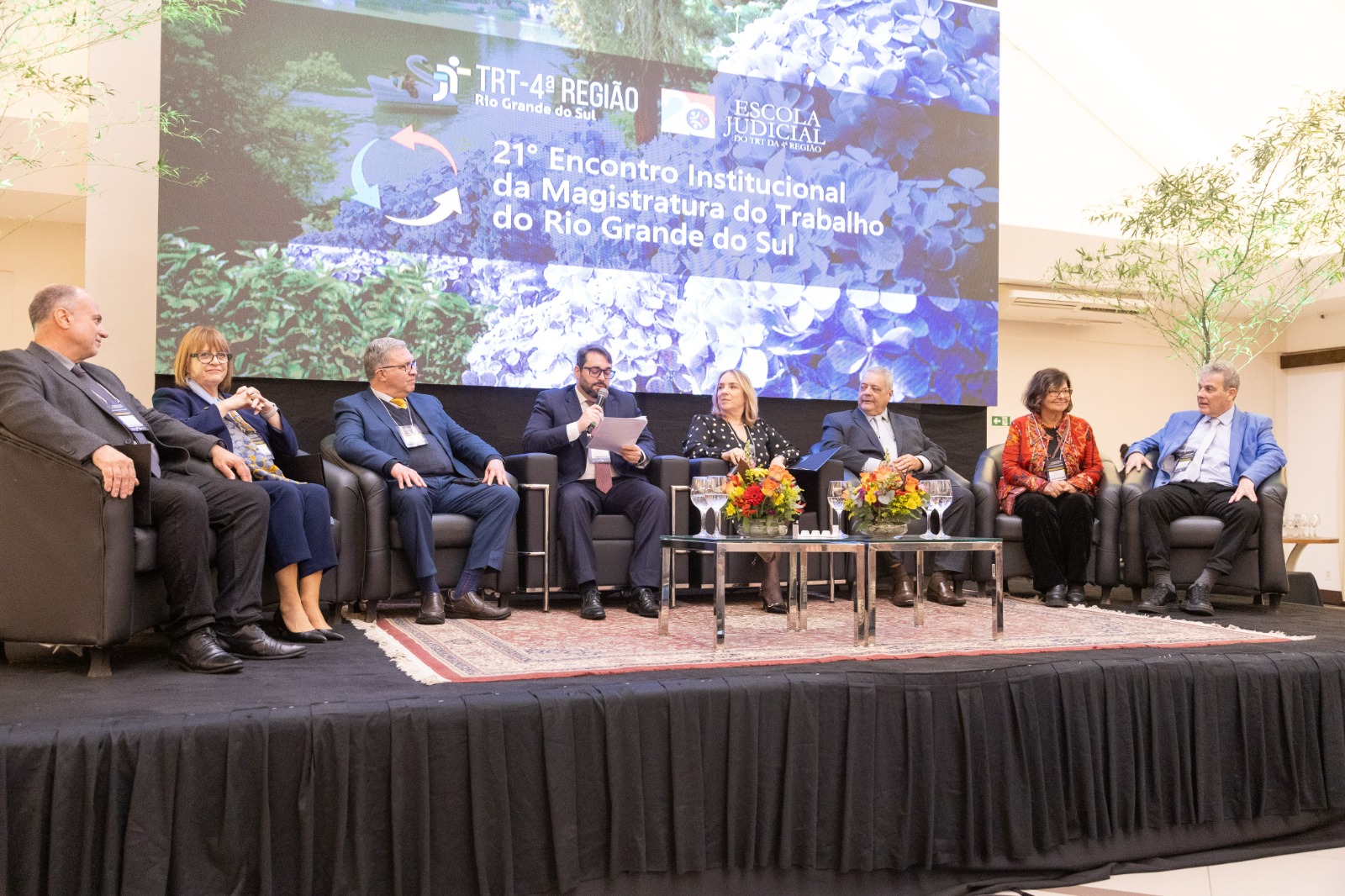 Palco com os integrantes da mesa de abertura