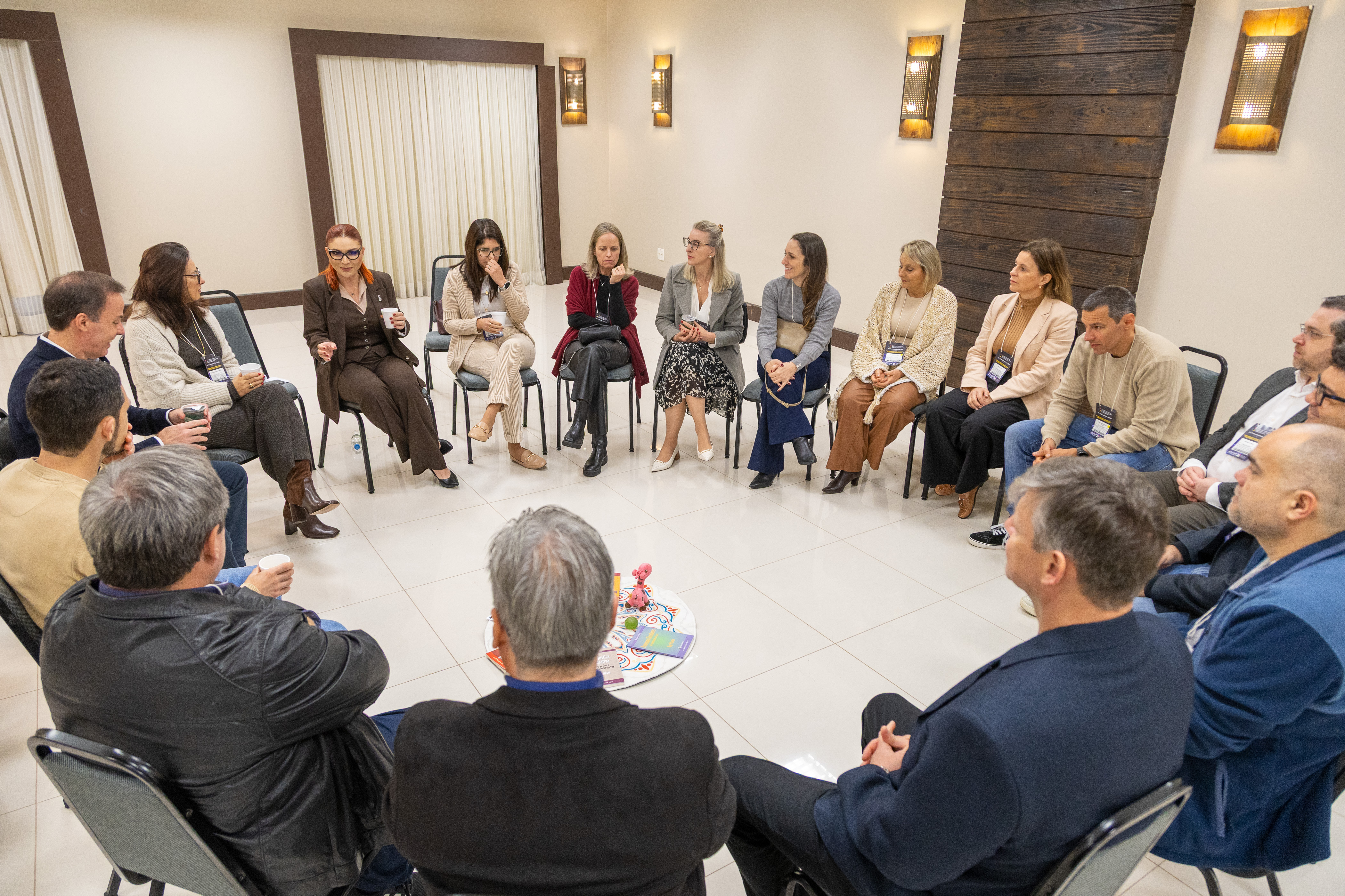 Círculo de construção de paz, com participantes sentados em círculo