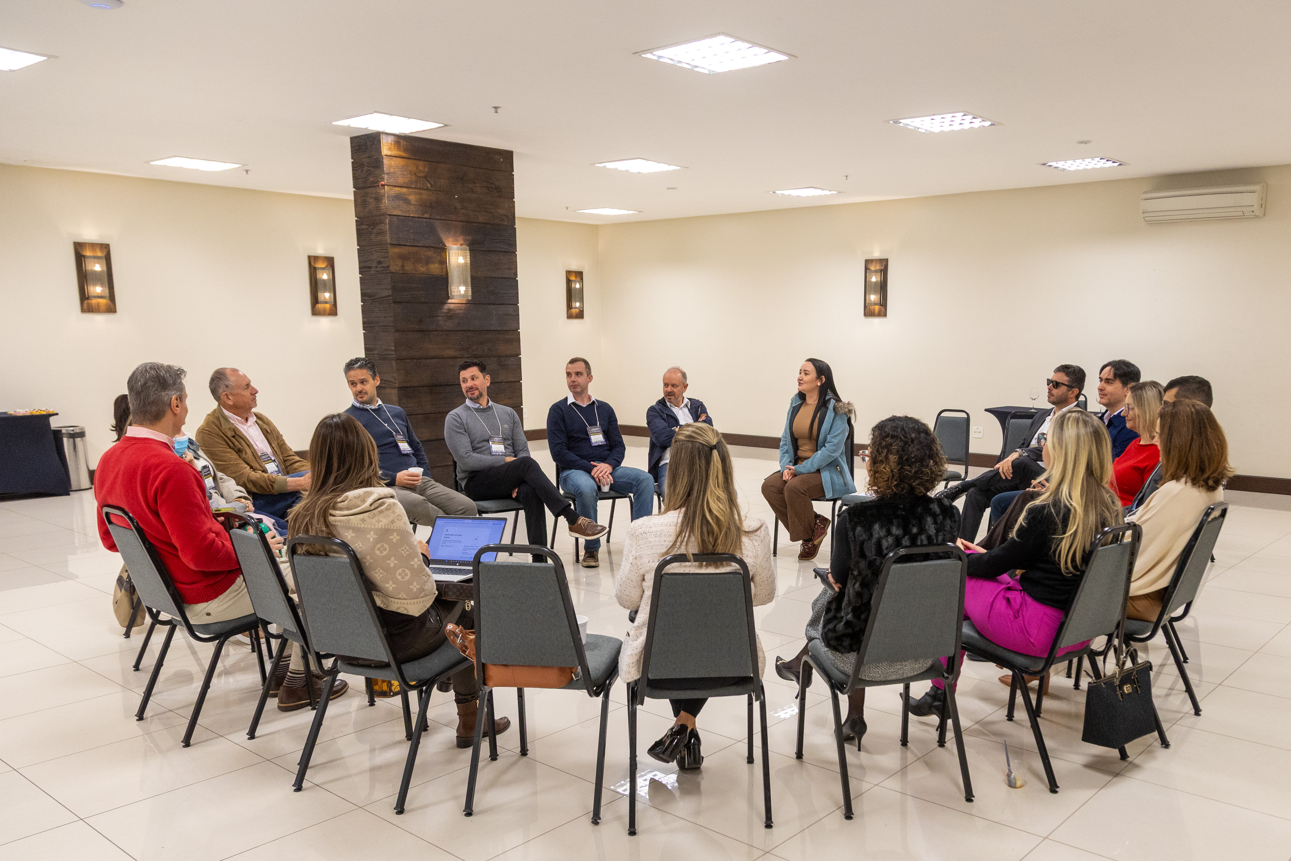 Círculo de construção de paz, com participantes sentados em círculo