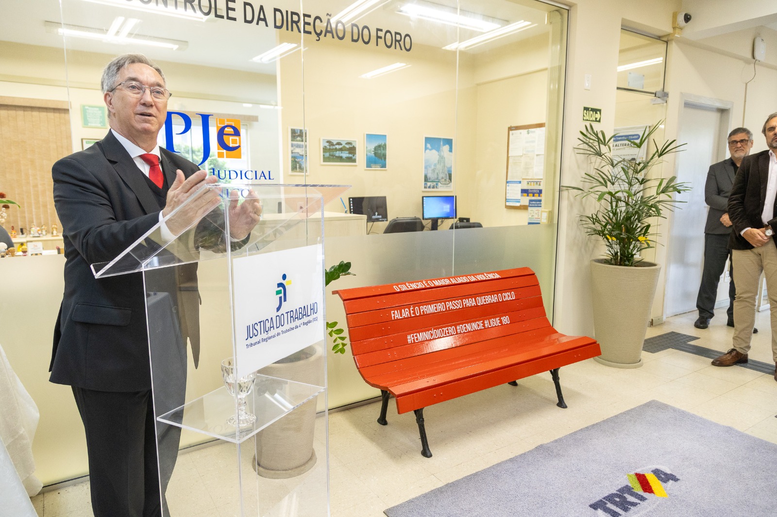 A foto mostra o juiz Artur discursando.